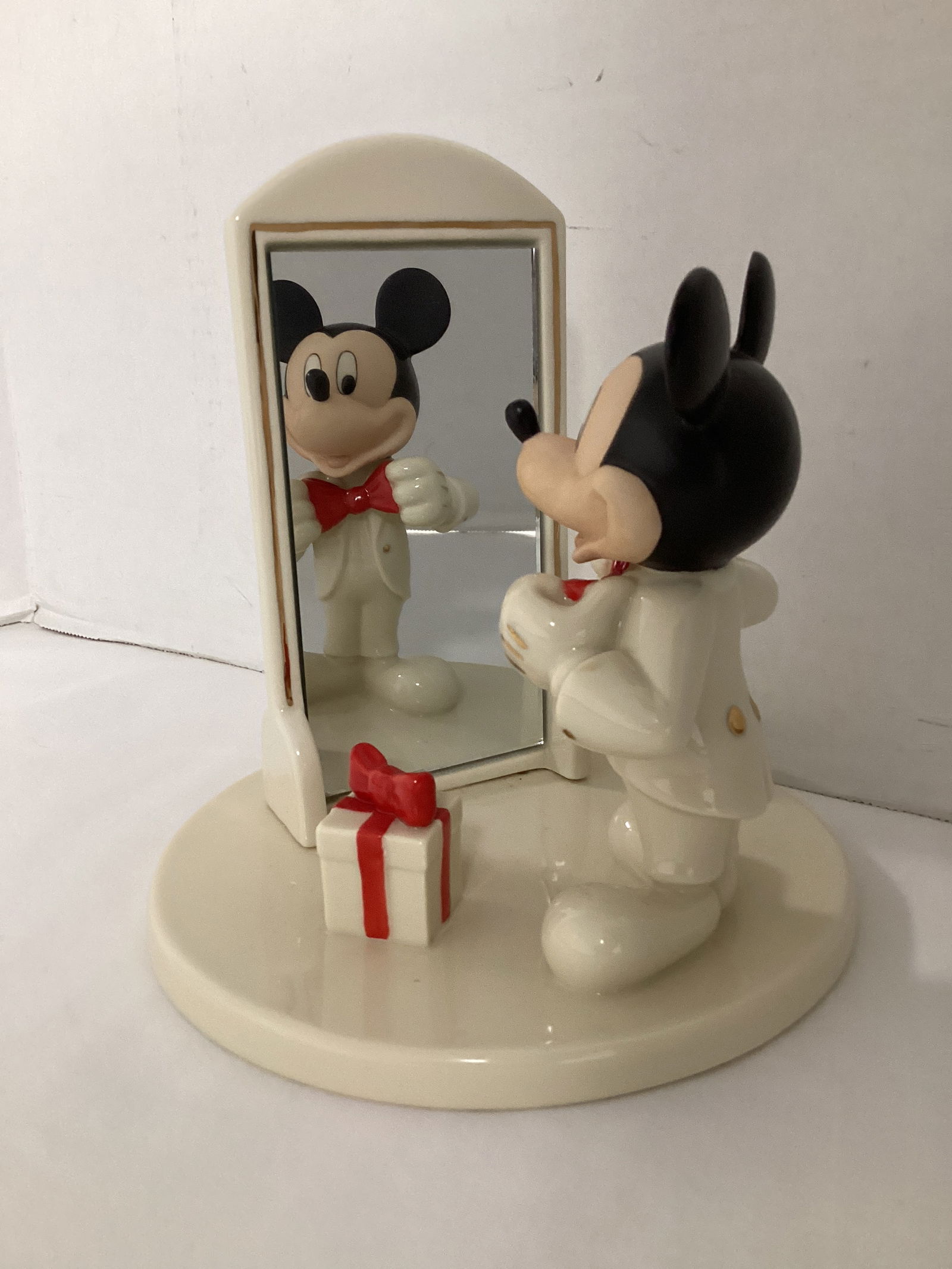 Lenox Disney Showcase Collection "Here's Looking at You, Mickey": 6 1/4" diameter x 7" h