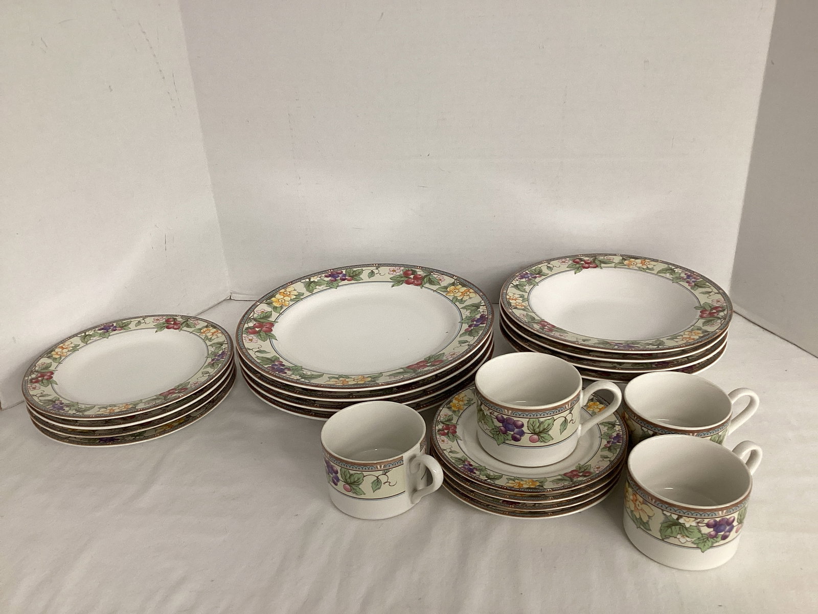 20 Pieces of Misono Blossom Pattern Dishes (1 of 6)