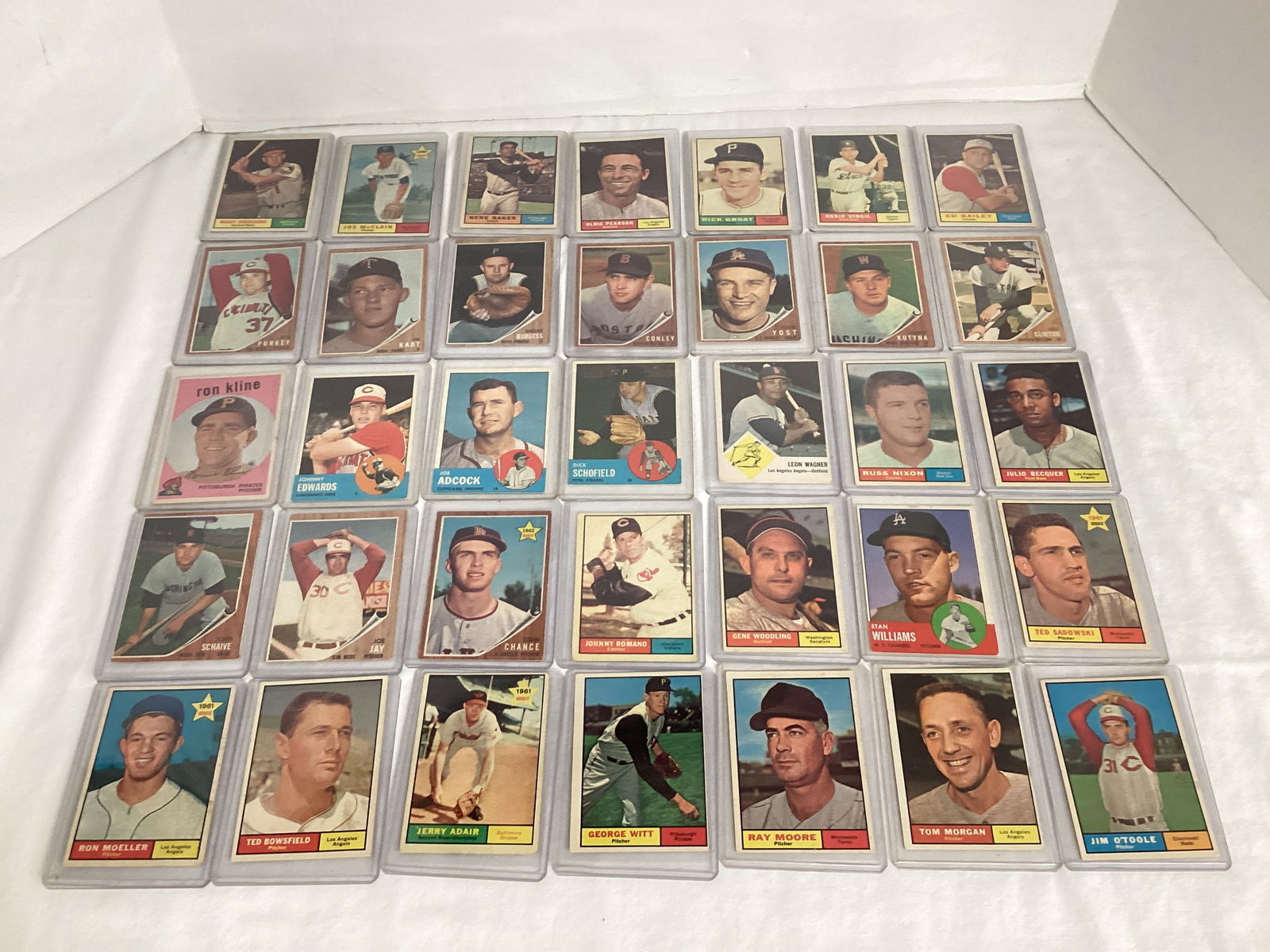 Vintage Baseball Cards in Plastic Sleeves: see all photos and preview for condition