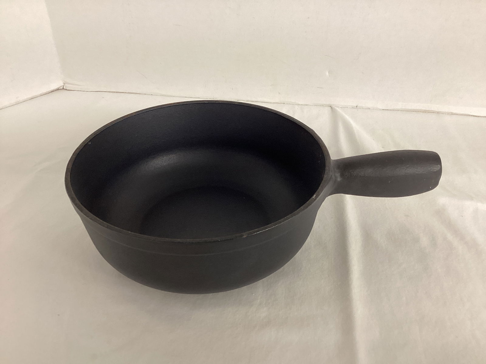 Swissmar Cast Iron Pot: 8" diameter, shipping unavailable for this lot