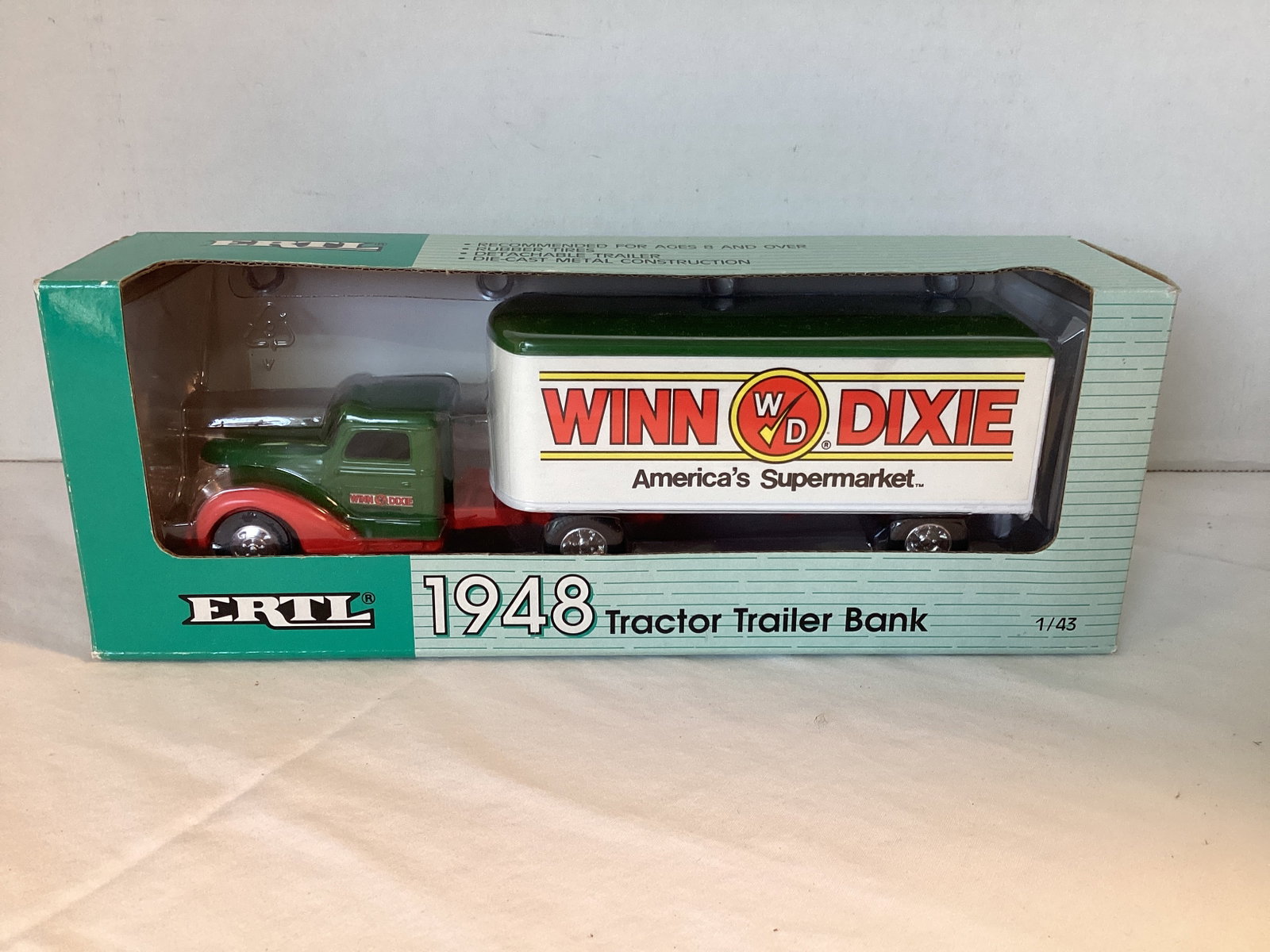 ERTL 1948 Winn Dixie 1:43 Scale Tractor Trailer Bank: .