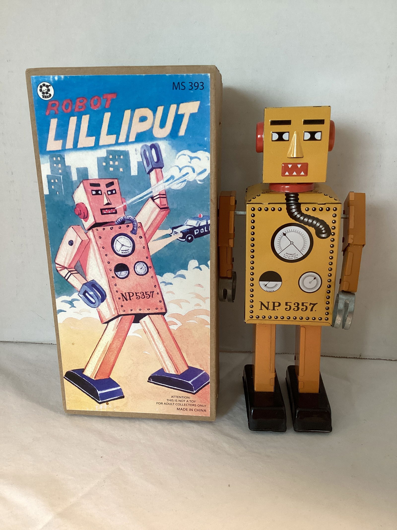 Robot Liliput Wind-Up Tin Litho Toy (1 of 4)