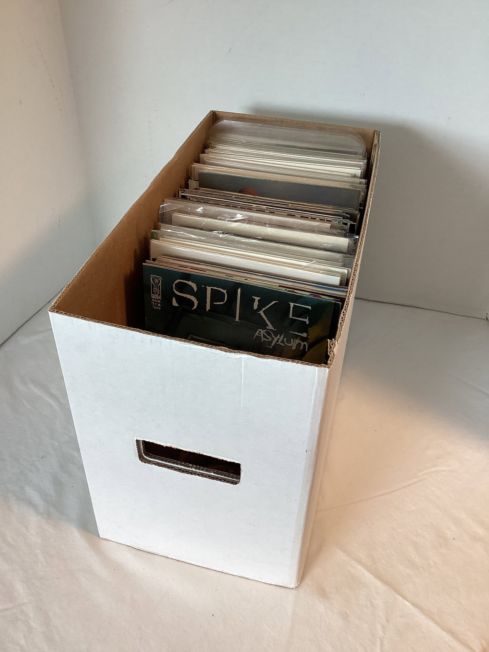 Short Box of Comics: Approx 100 comics