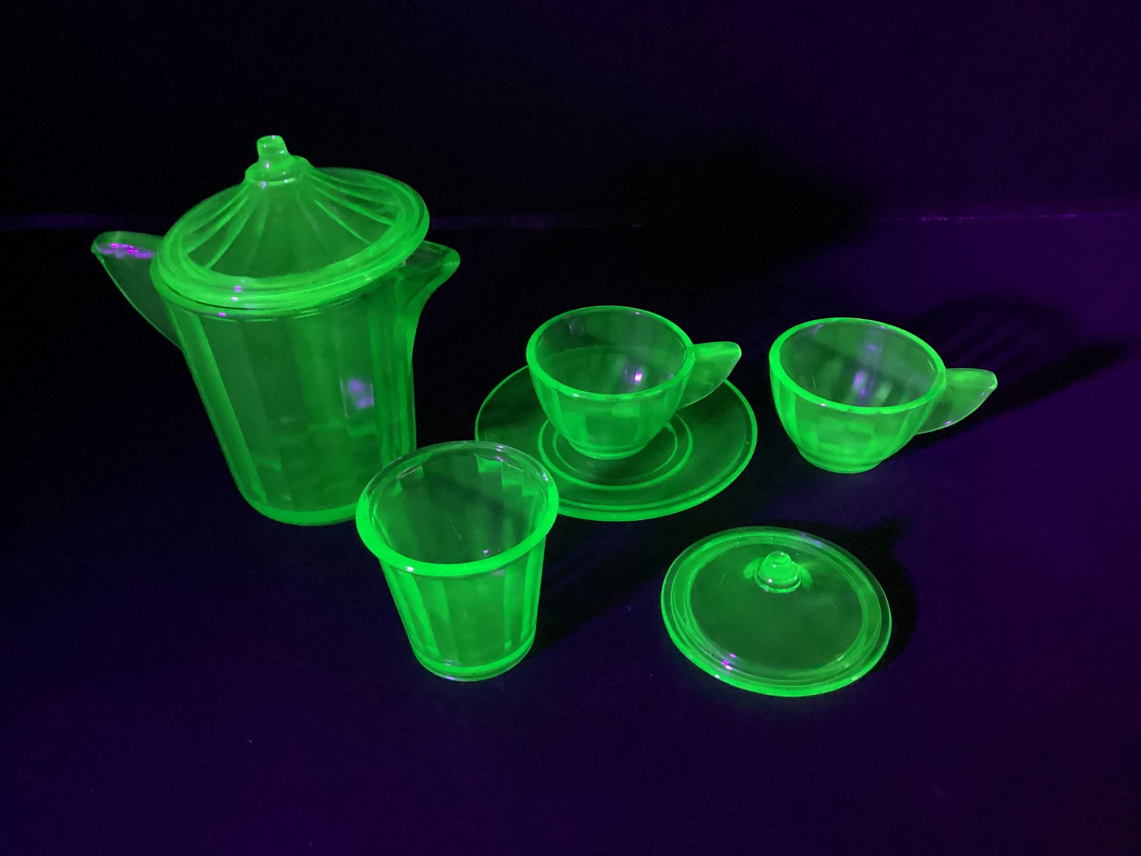 Akro Agate Uranium Glass Dishes (1 of 5)