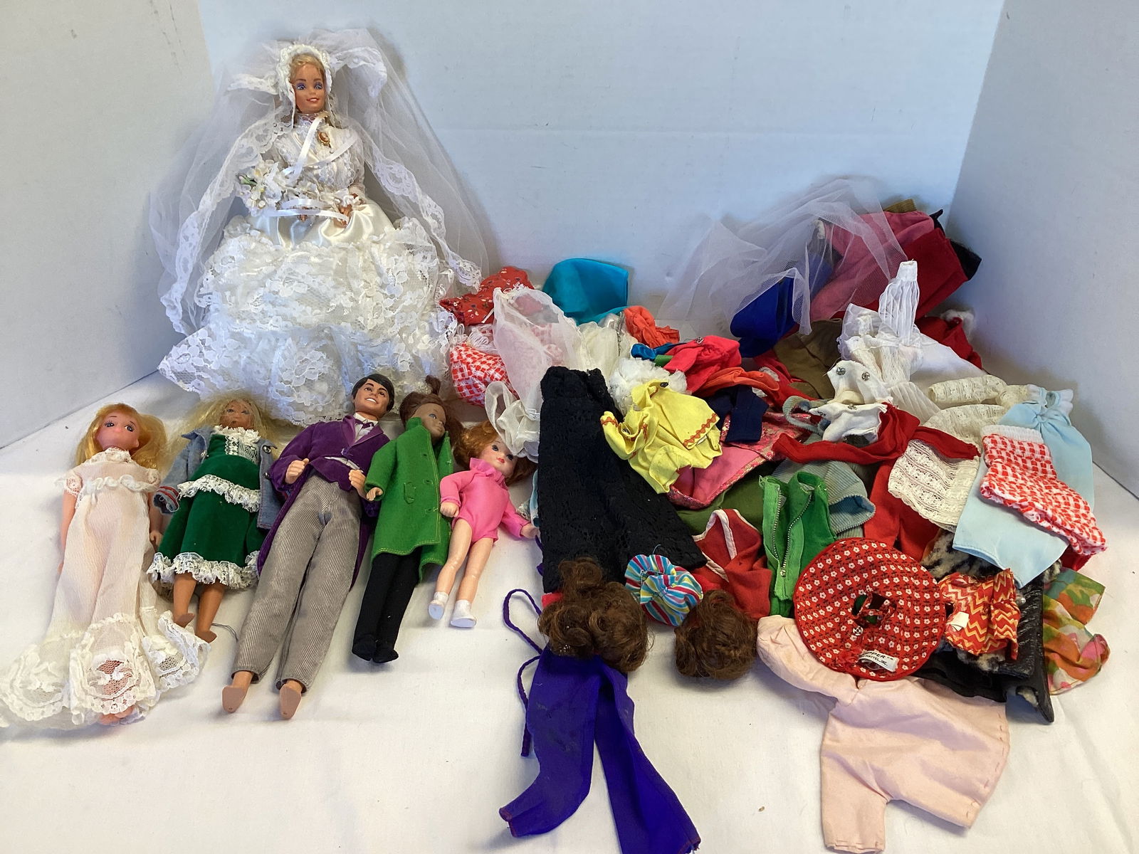 Barbie, Ken, Skipper, and Other Fashion Dolls and Clothes: .