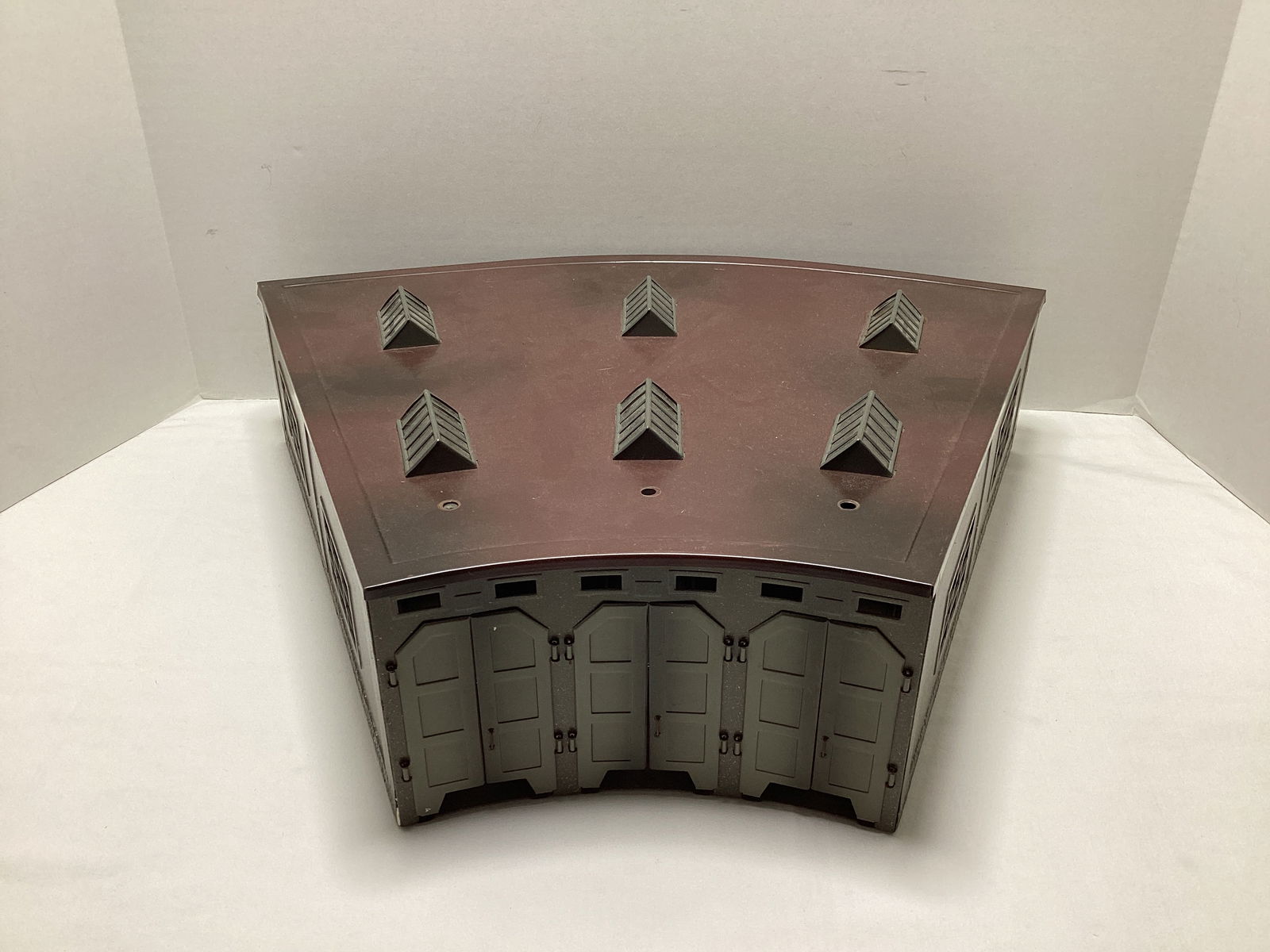 Marklin Three Bay HO Scale Model Train Roundhouse Shed (1 of 5)