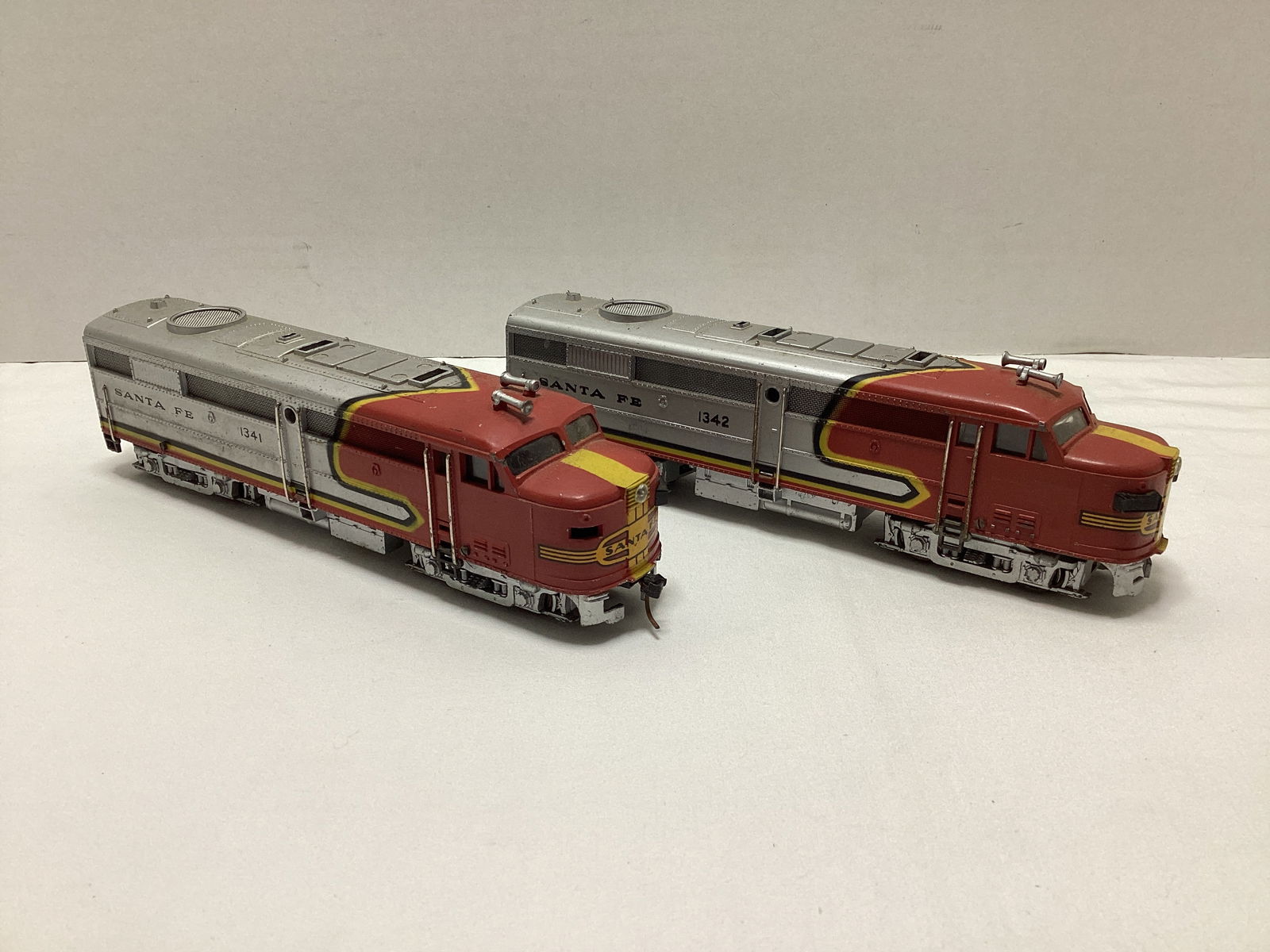 Two Fleischmann HO Scale Santa Fe Model Train Locomotives (1 of 6)