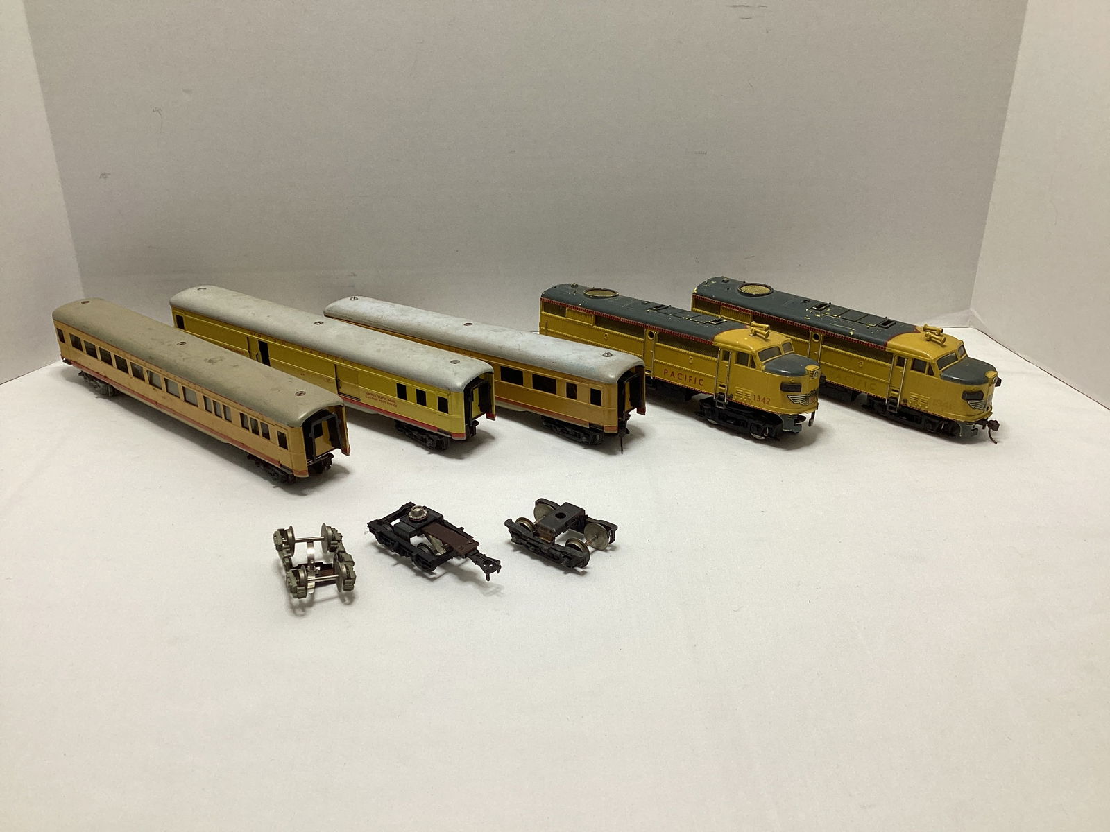 Fleischmann HO Scale Union Pacific Locomotives and Train Cars (1 of 9)