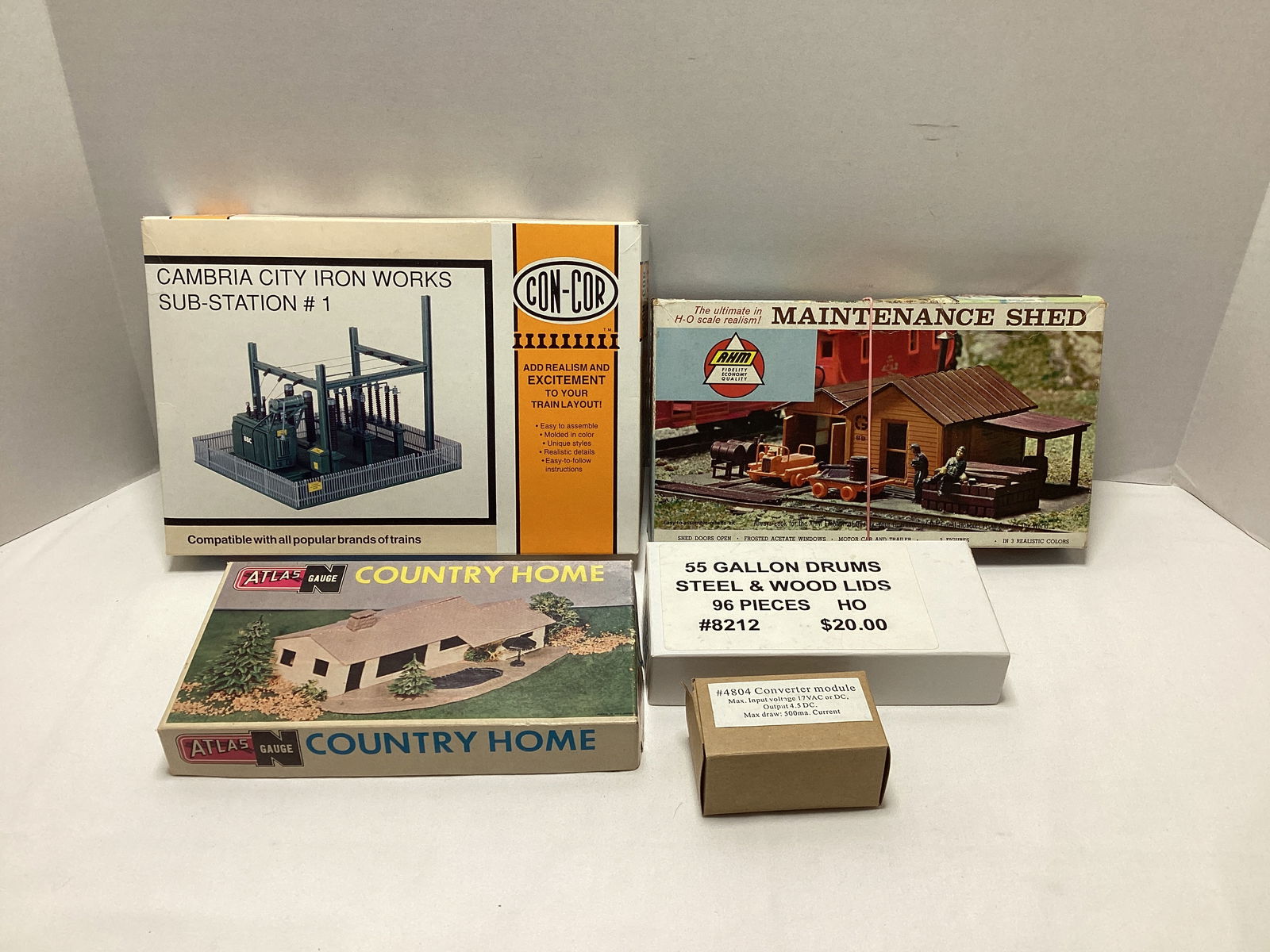 Five HO Scale Model Train Buildings and Accessories (1 of 5)