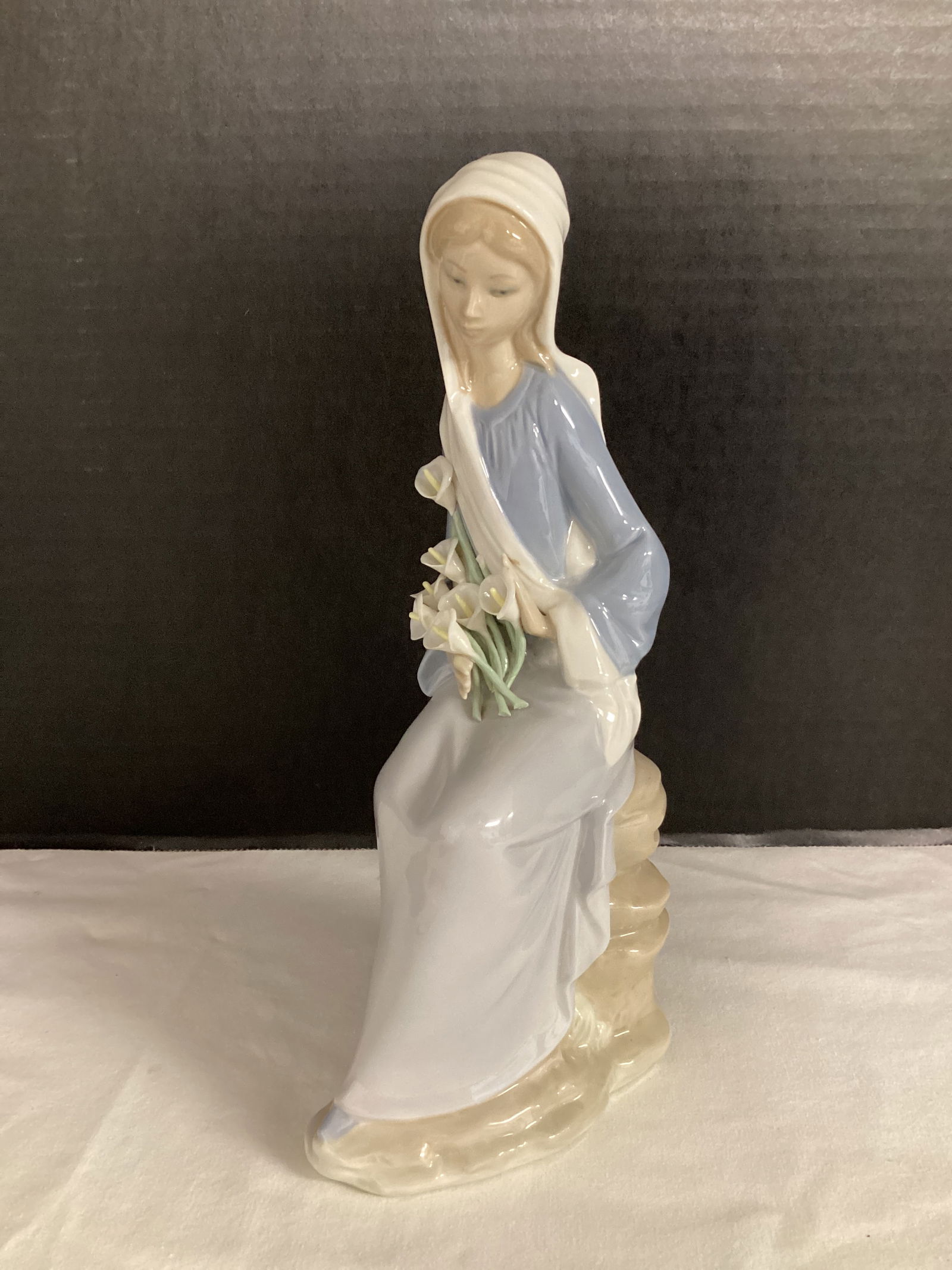 Lladro Girl with Lilies Porcelain Figure: missing a flower, 9 1/2" h