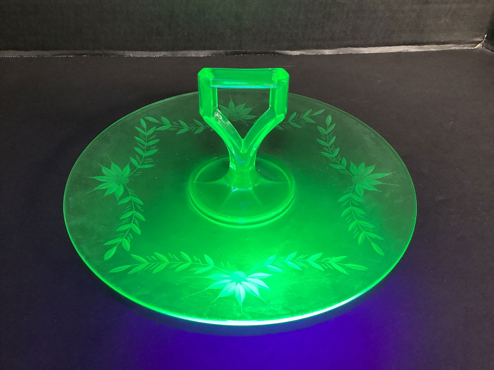 Green Depression Uranium Glass Sandwich Plate with Handle (1 of 5)