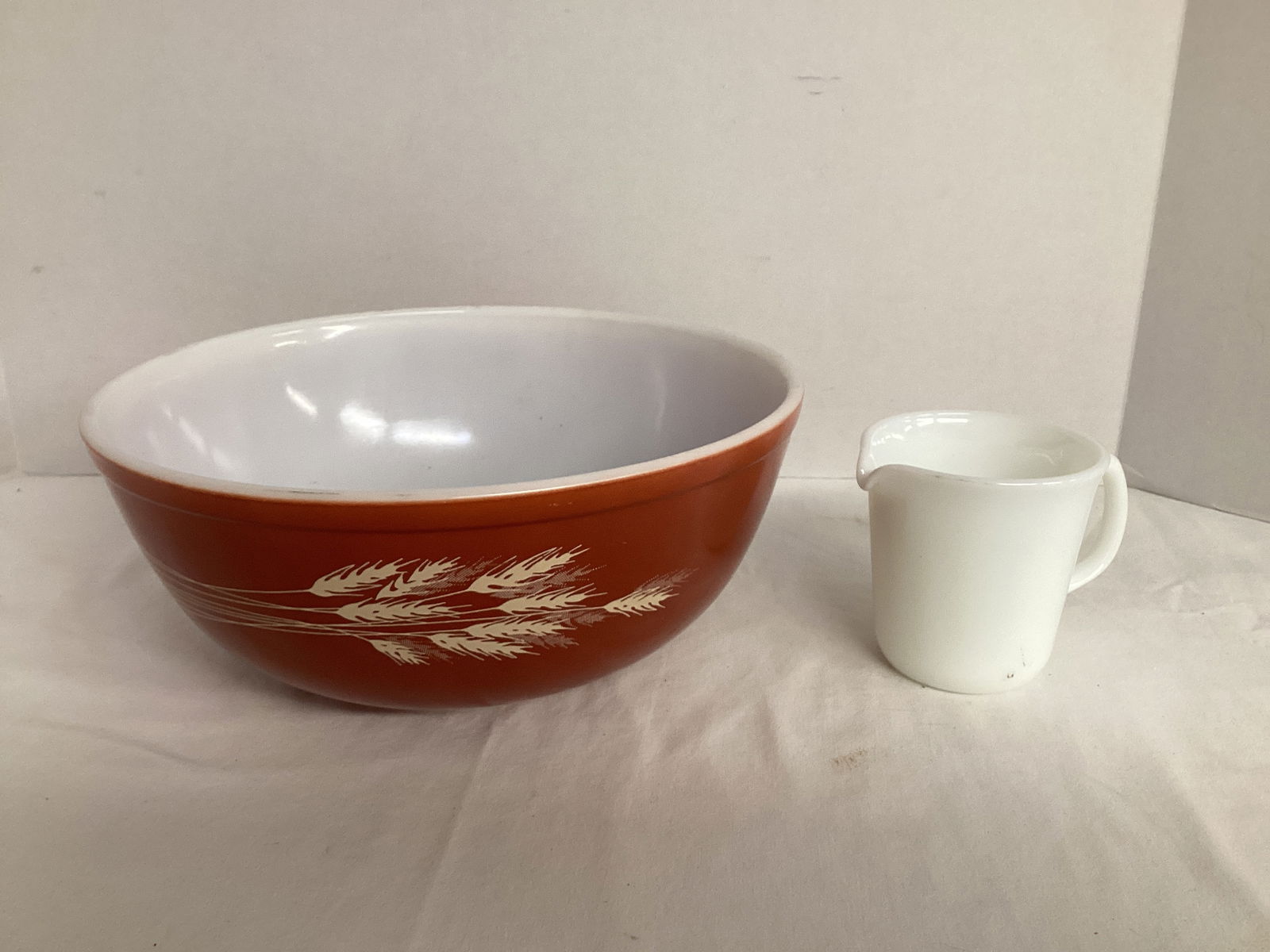 Pyrex Wheat Pattern 4L Mixing Bowl and Creamer: .