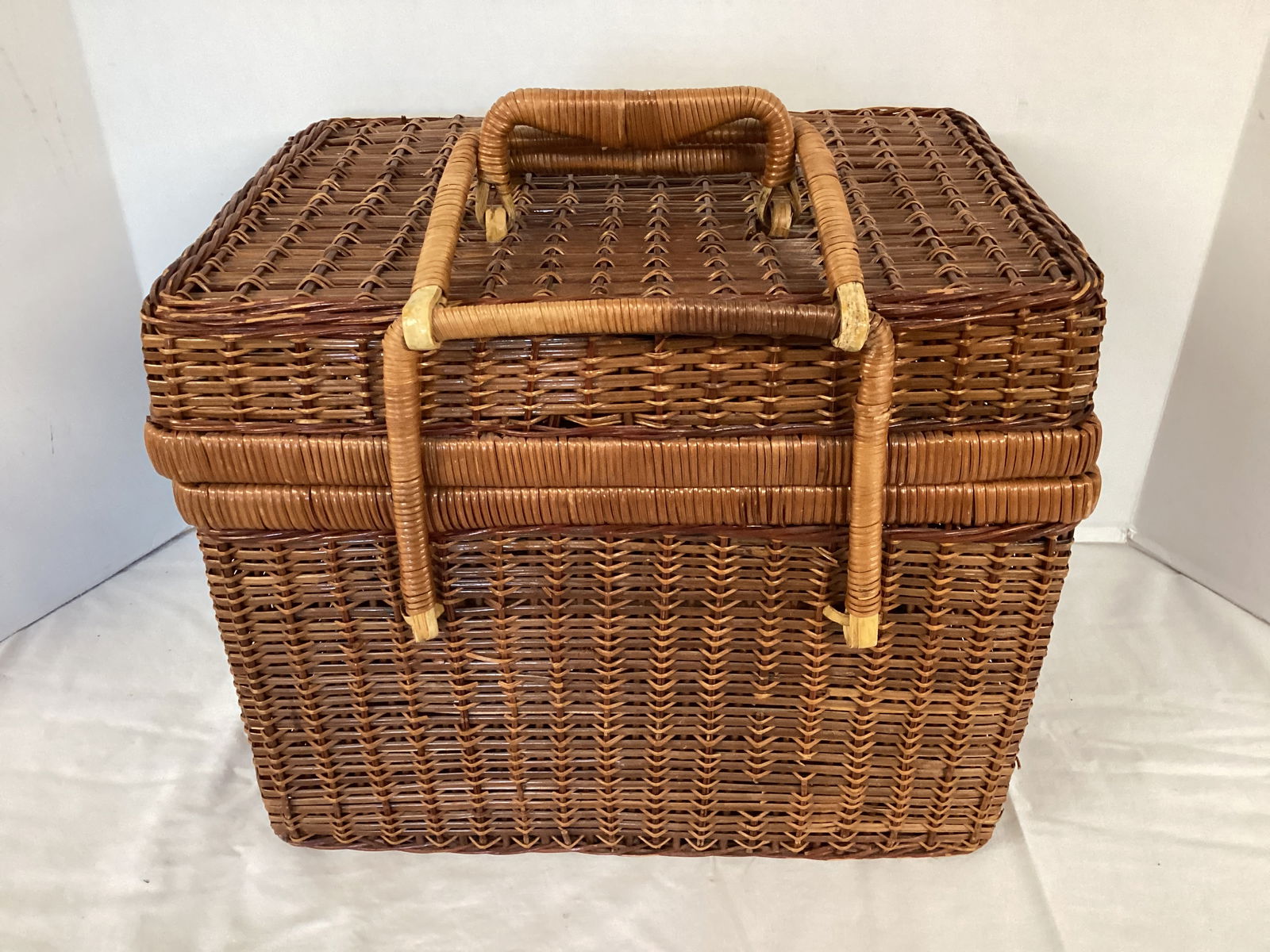 Basket with Hinged Lid (1 of 5)