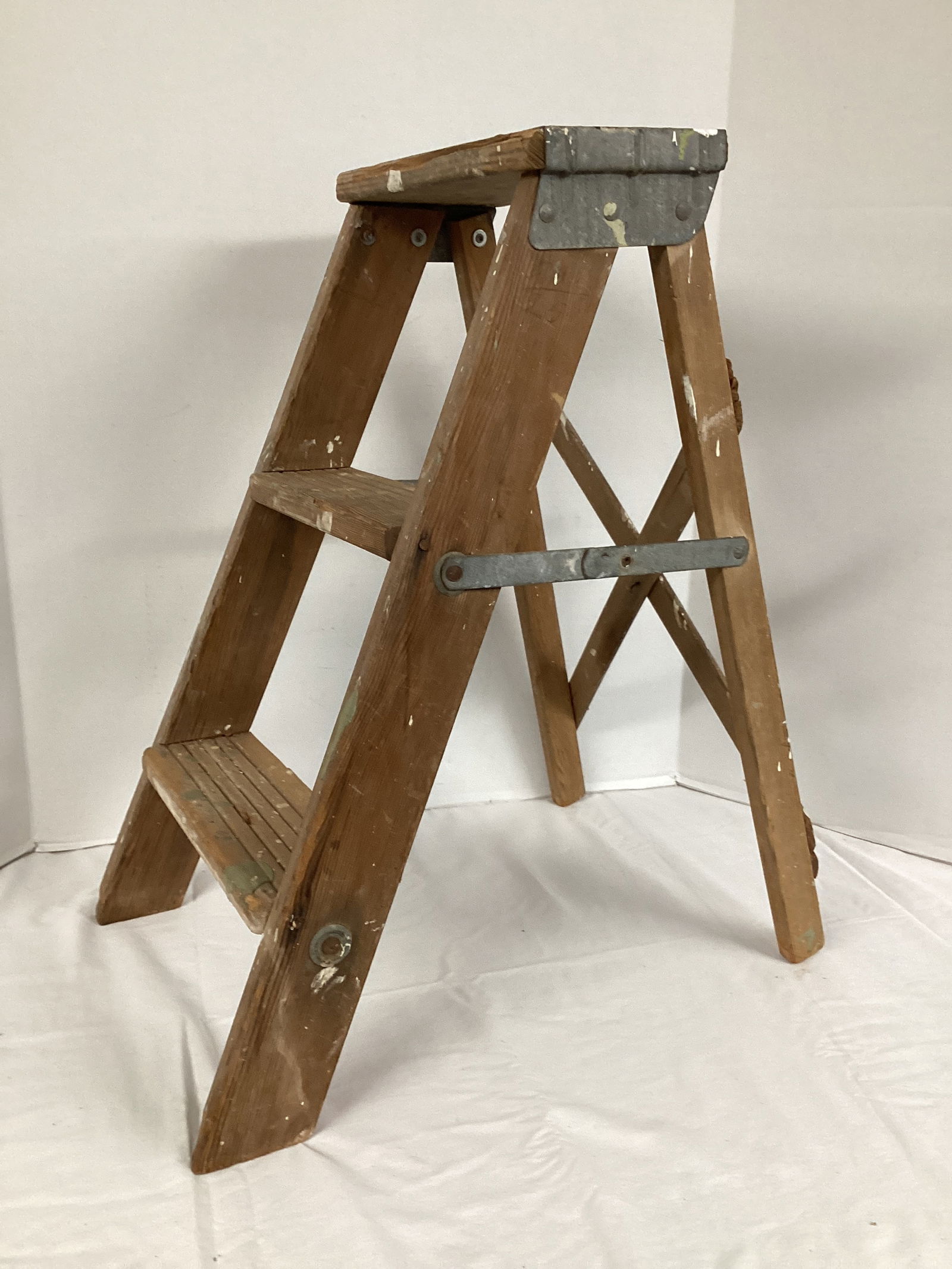 2 Foot Wood Step Ladder (1 of 3)