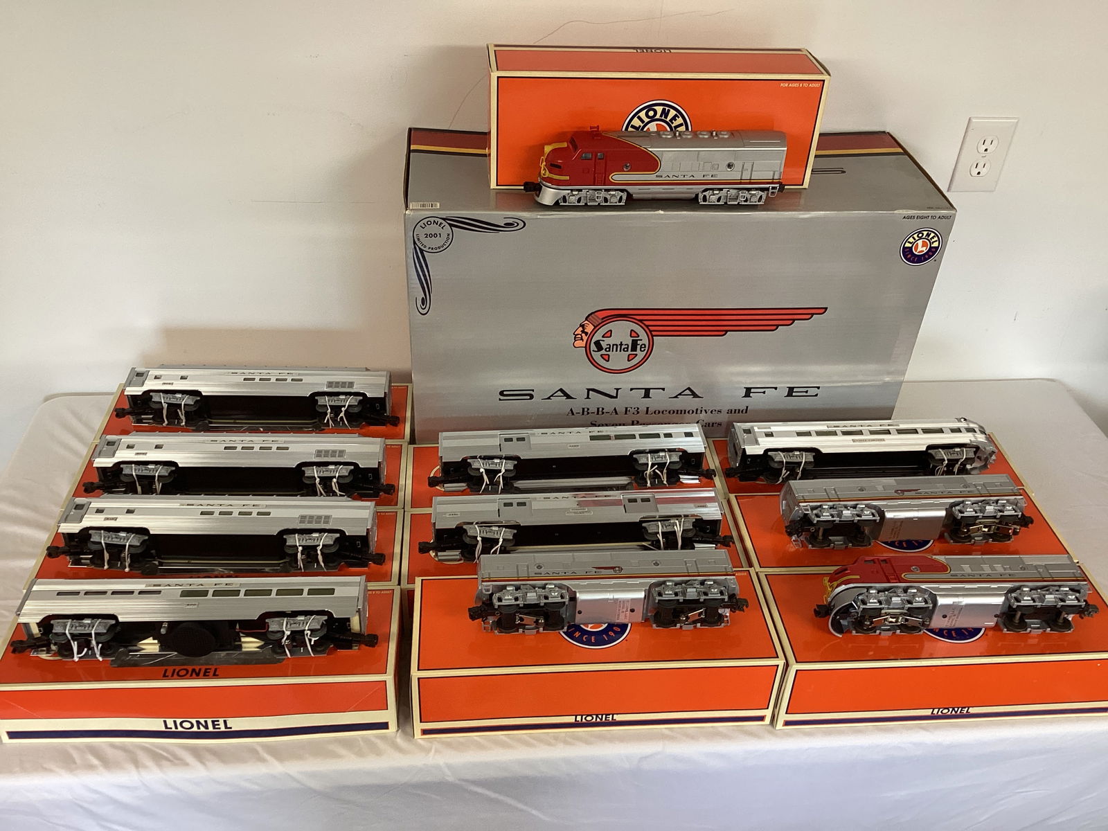 Lionel 6-21786 Santa Fe ABBA F3 Locomotives and Seven Passenger Cars Train Set (1 of 20)