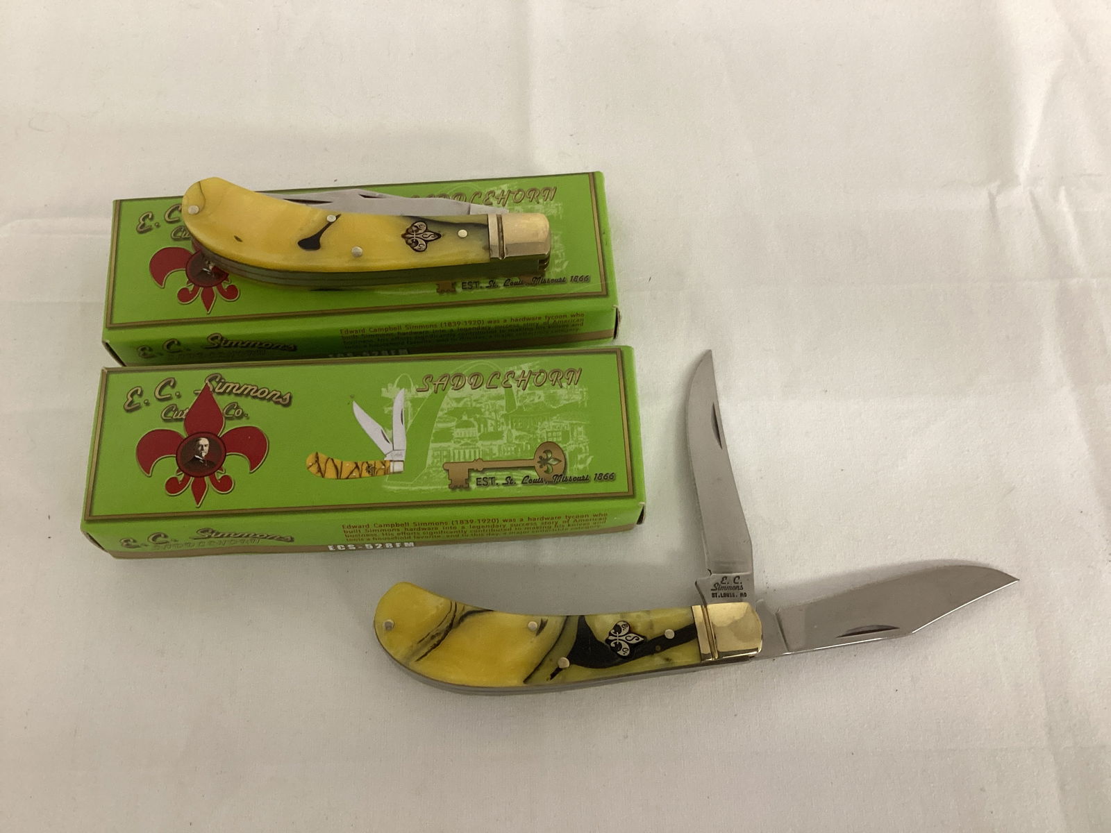 Two EC Simmons Fleur de Lis Two Blade Pocket Knives (1 of 8)