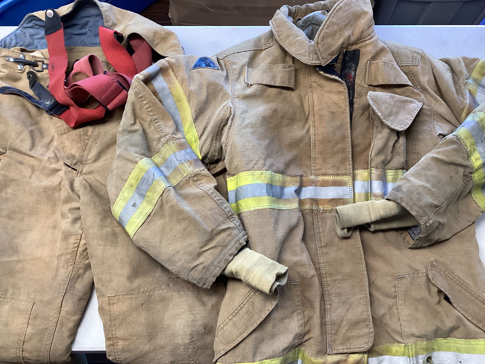 Firefighter Suit: Globe pants size 42/30, Janesville 2000 coat size 4232L, use wear 