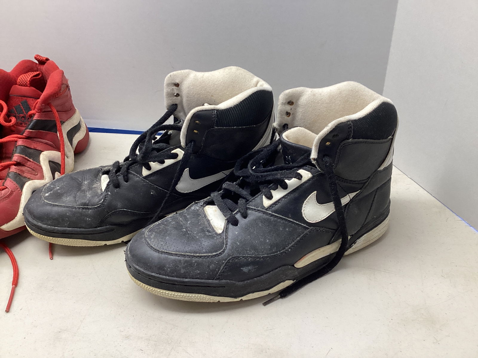 Men's Athletic Shoes - 11