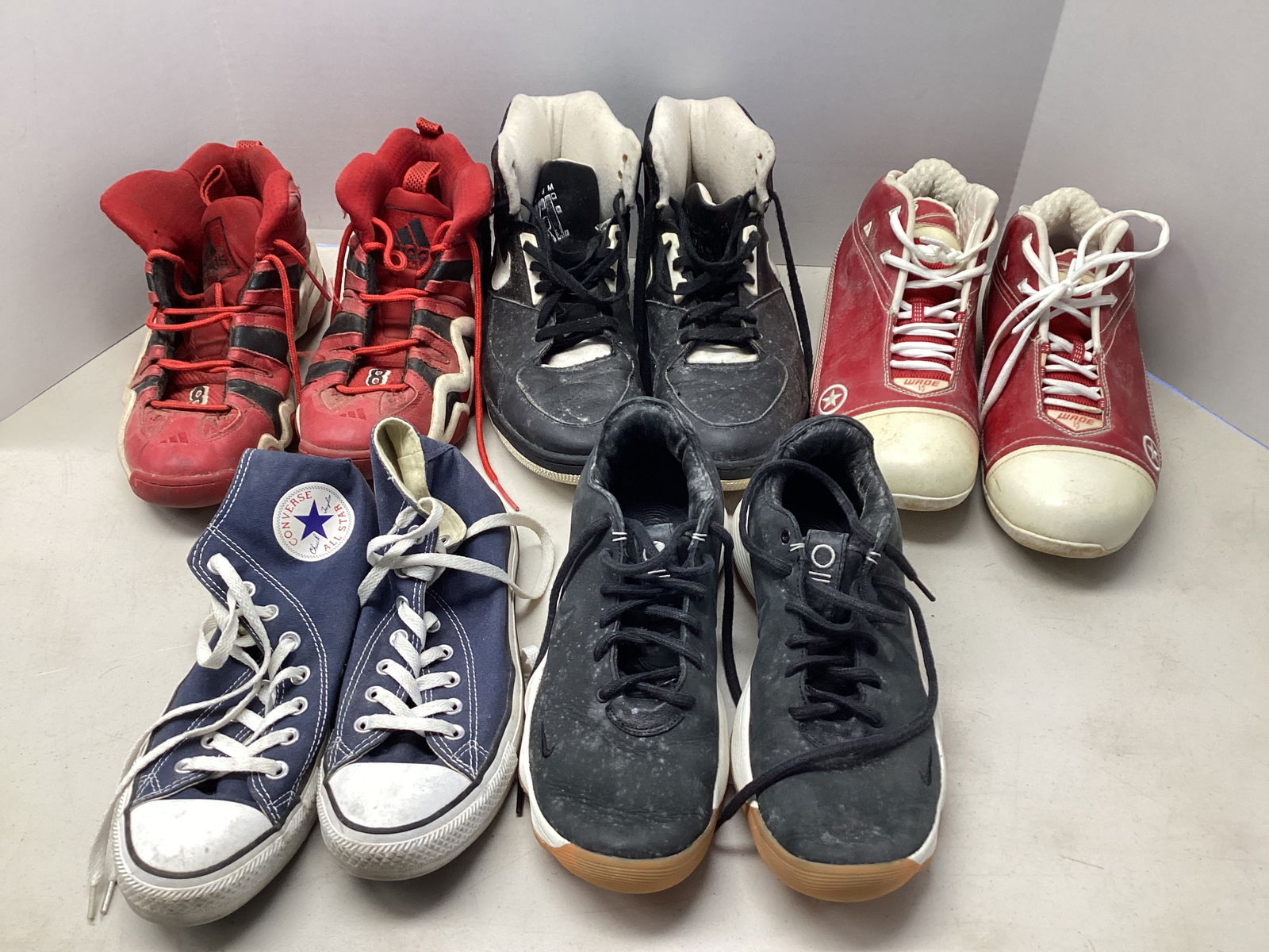 Men's Athletic Shoes: need cleaning, unauthenticated 