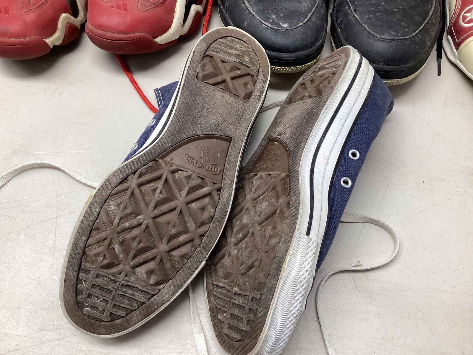 Men's Athletic Shoes - 6