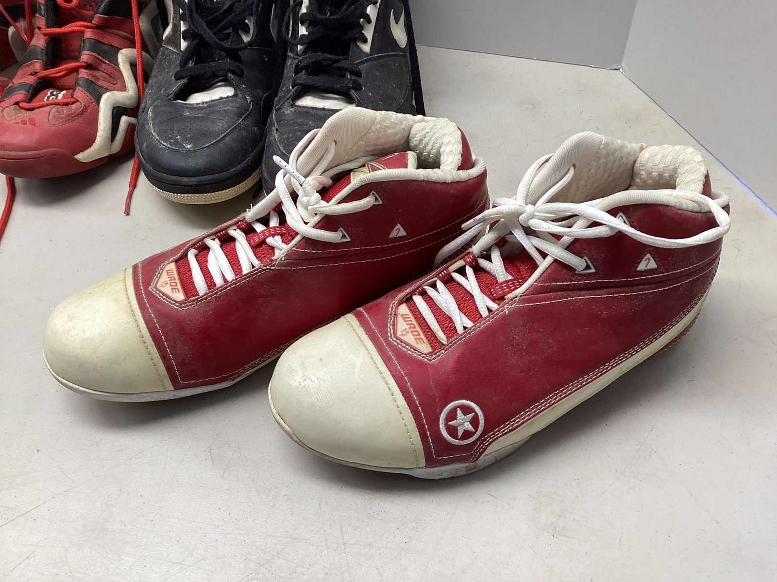 Men's Athletic Shoes - 8