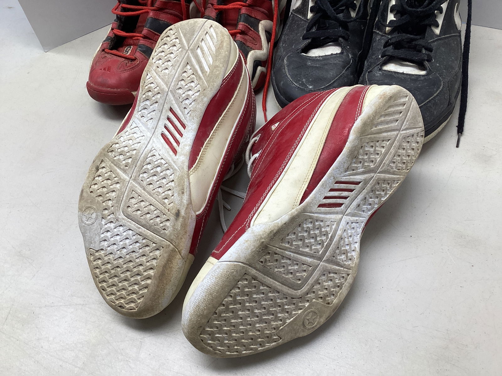 Men's Athletic Shoes - 9