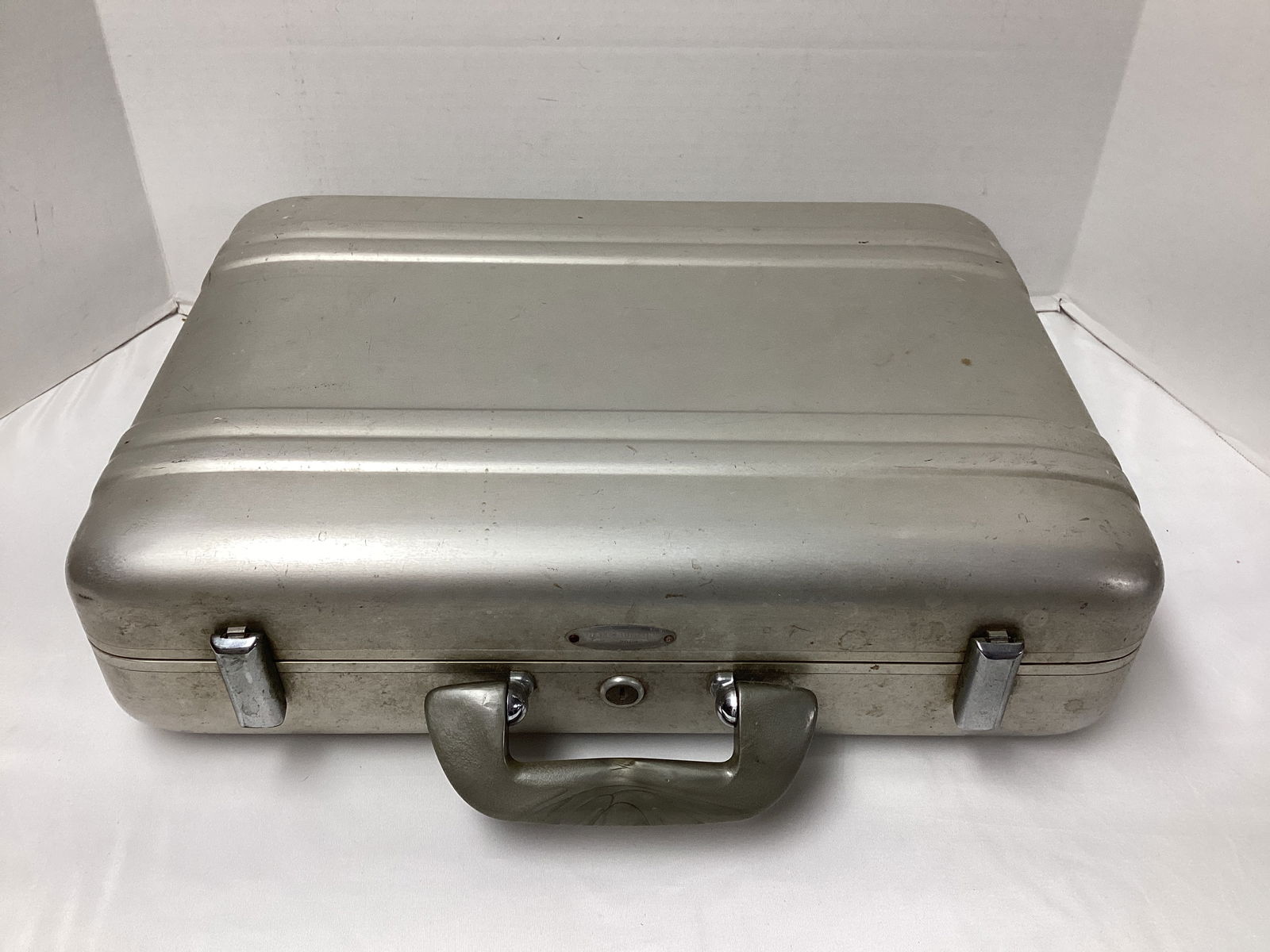 Halliburton Metal Briefcase: needs cleaning, scuffed 