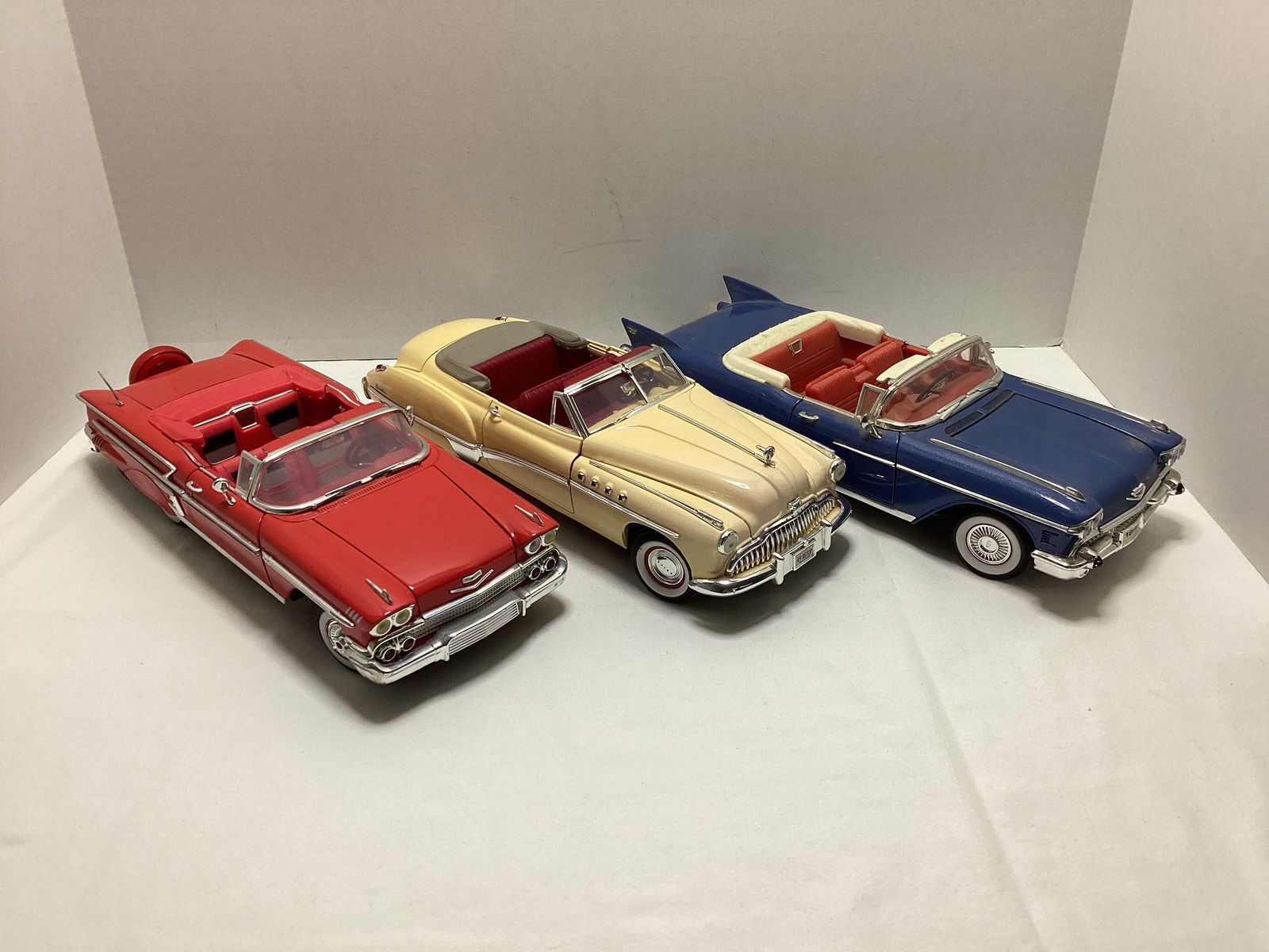Motor Max and Road Legends 1:18 Scale Cars (1 of 13)