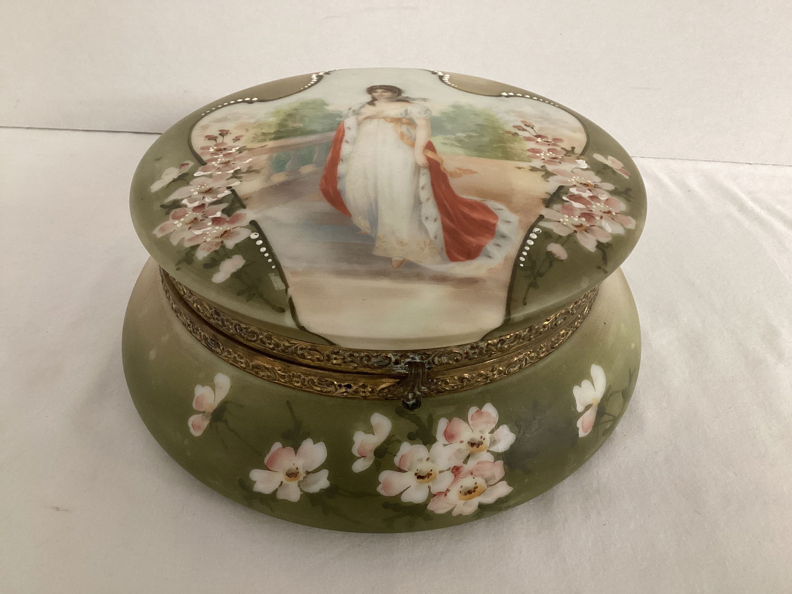 Nakara C F Monroe Antique Glass Dresser Box with Hinged Lid: 8" diameter x 3 3/4" h 