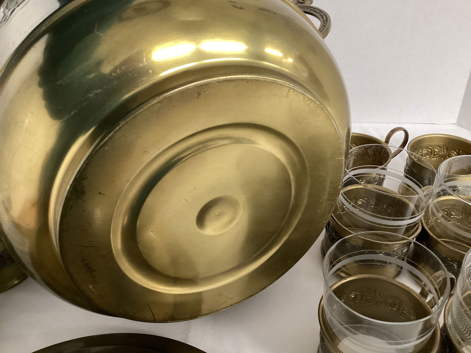 Vintage Brass Embossed Rose Pattern Eggnog Punch Bowl with Lid and 12 Brass Glass Holders - 7