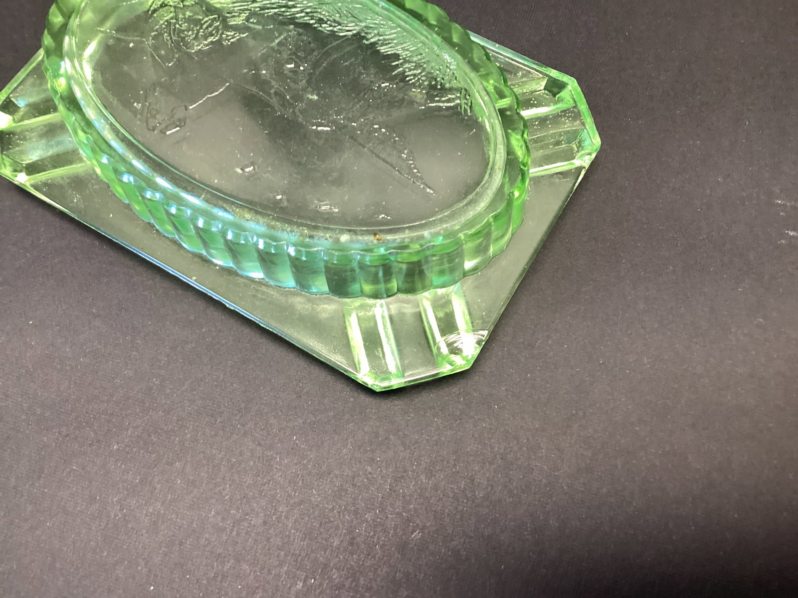 Uranium Glass Ashtray with Hunting Dog Pattern - 5