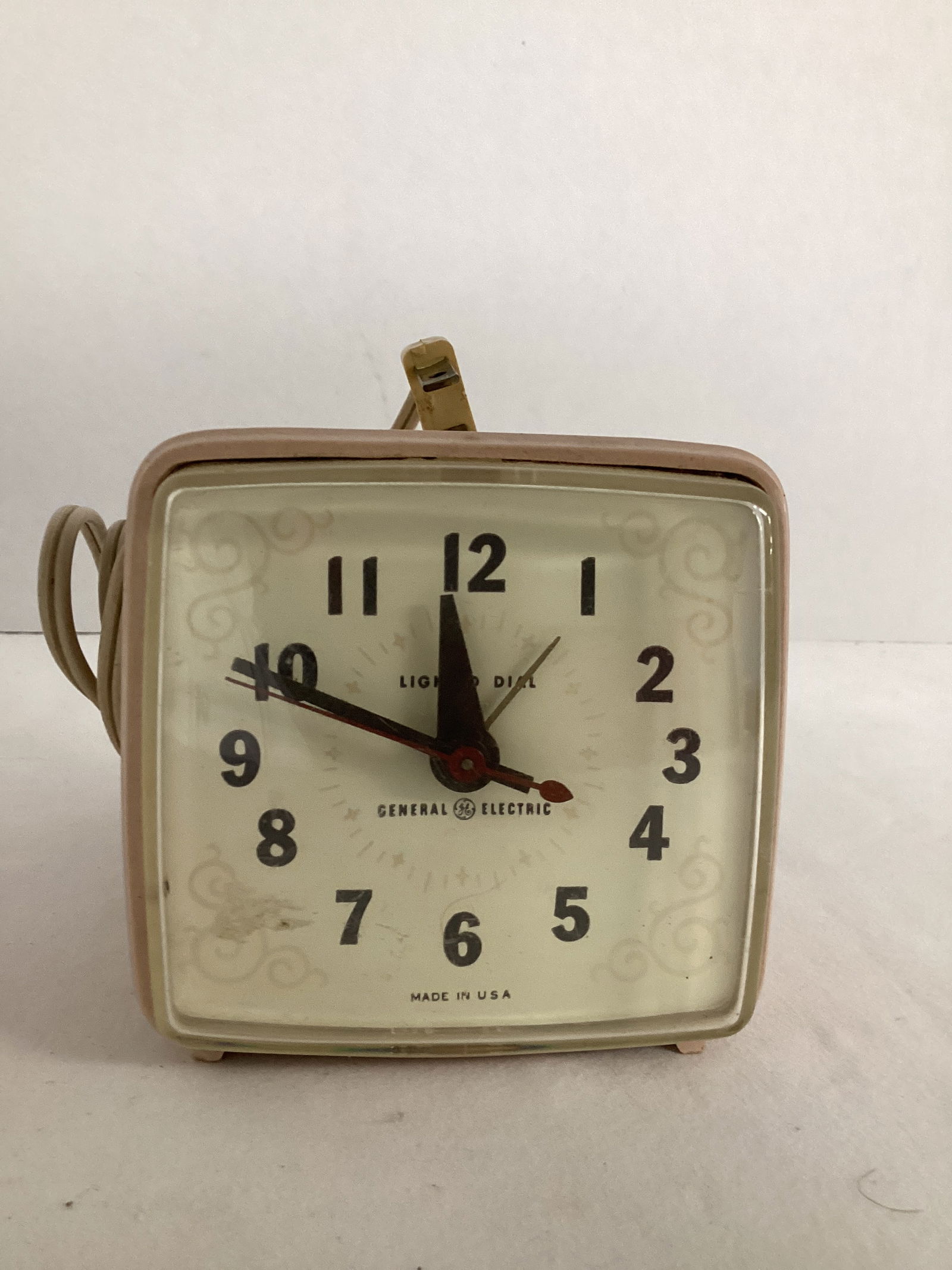 General Electric Vintage Clock: powers on 