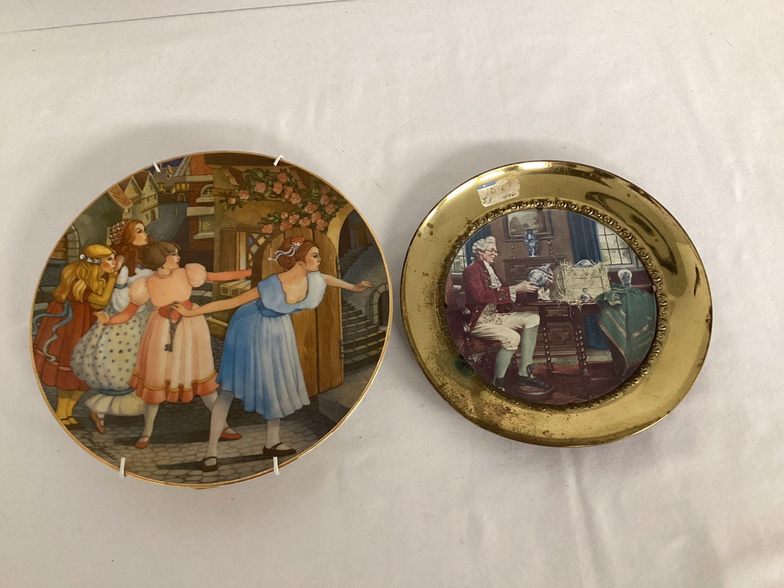 Two Decorative Plates: 7 1/2" and 8 1/2" diameter 