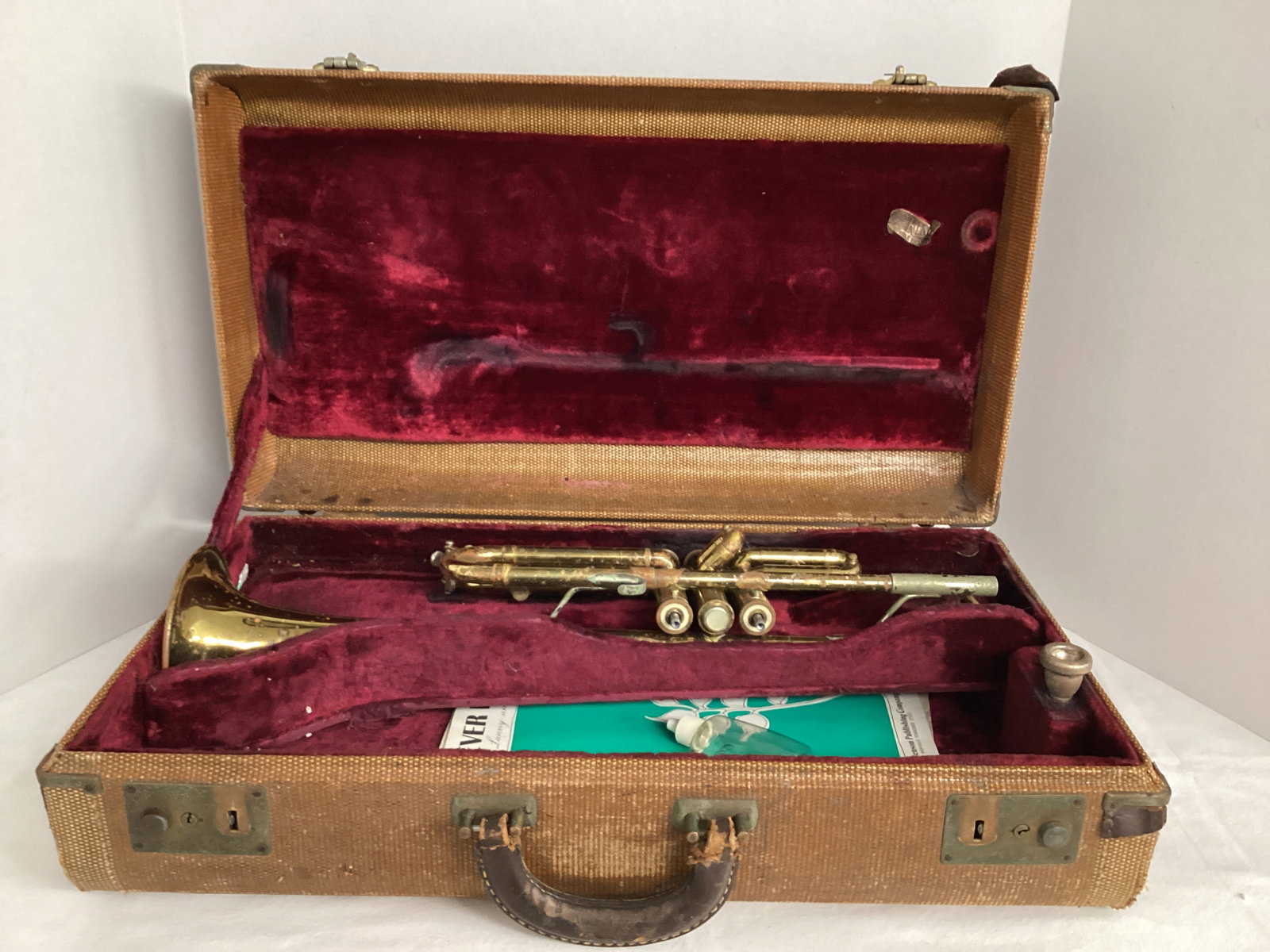 Vintage Bundy Trumpet in Case: missing two valve caps, see all photos and preview for condition, case is 21 1/2" x 13" x 6' h, shipping unavailable for this lot