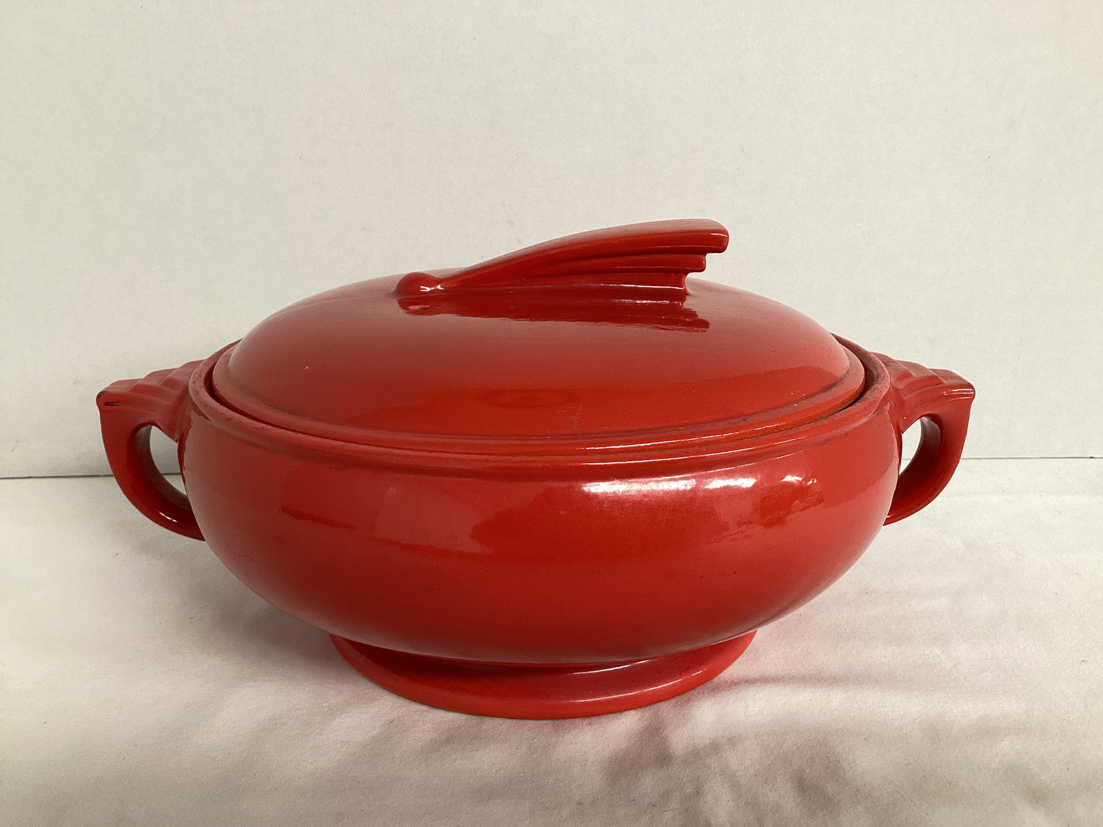 Hall's 2068 Red Casserole Dish with Lid: hairline crack in the bottom, 10 3/4" at handles 