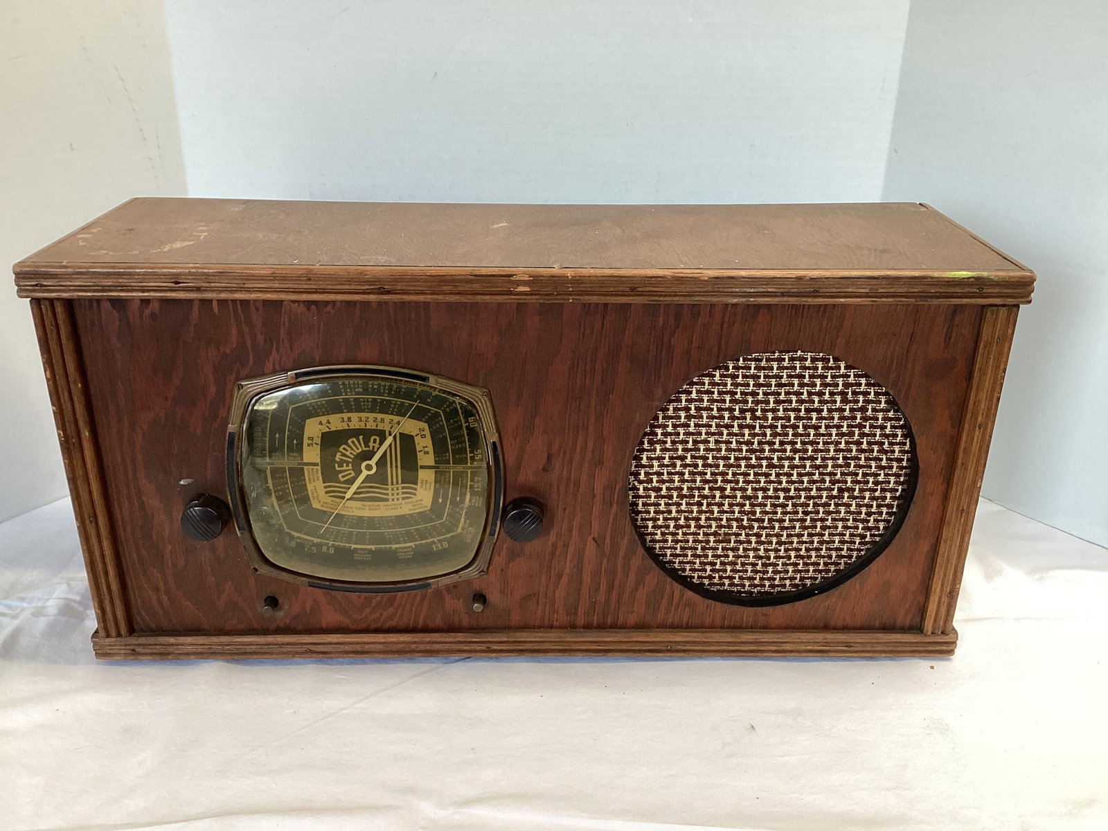 Detrola Radio in Wood Cabinet with Speaker: see all photos, 22 1/2" w x 7 1/4" d x 10 1/2" h, untested, shipping unavailable for this lot 
