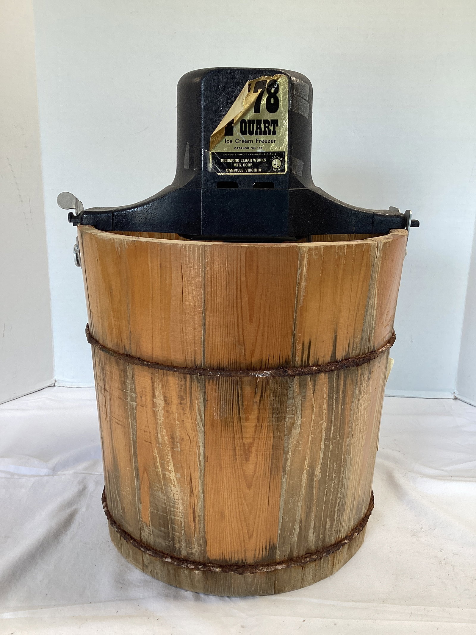 Richmond Cedar Works 4 Quart Model 78 Electric Ice Cream Freezer (1 of 5)