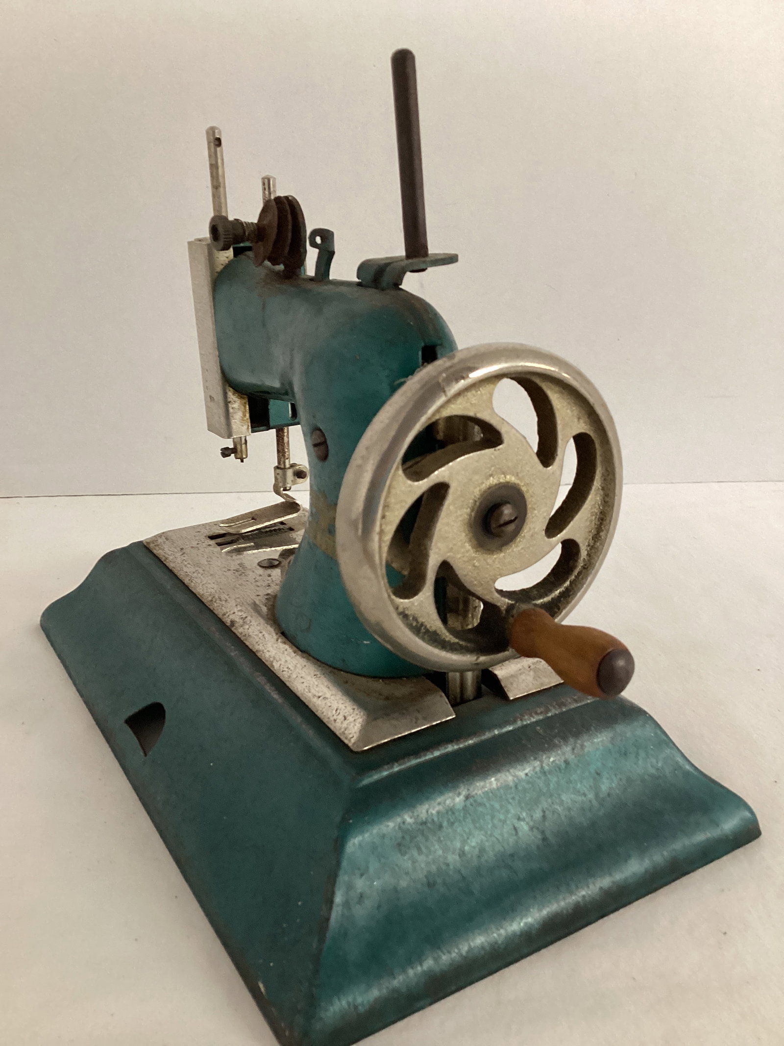 Vintage Casige Toy Sewing Machine - 4