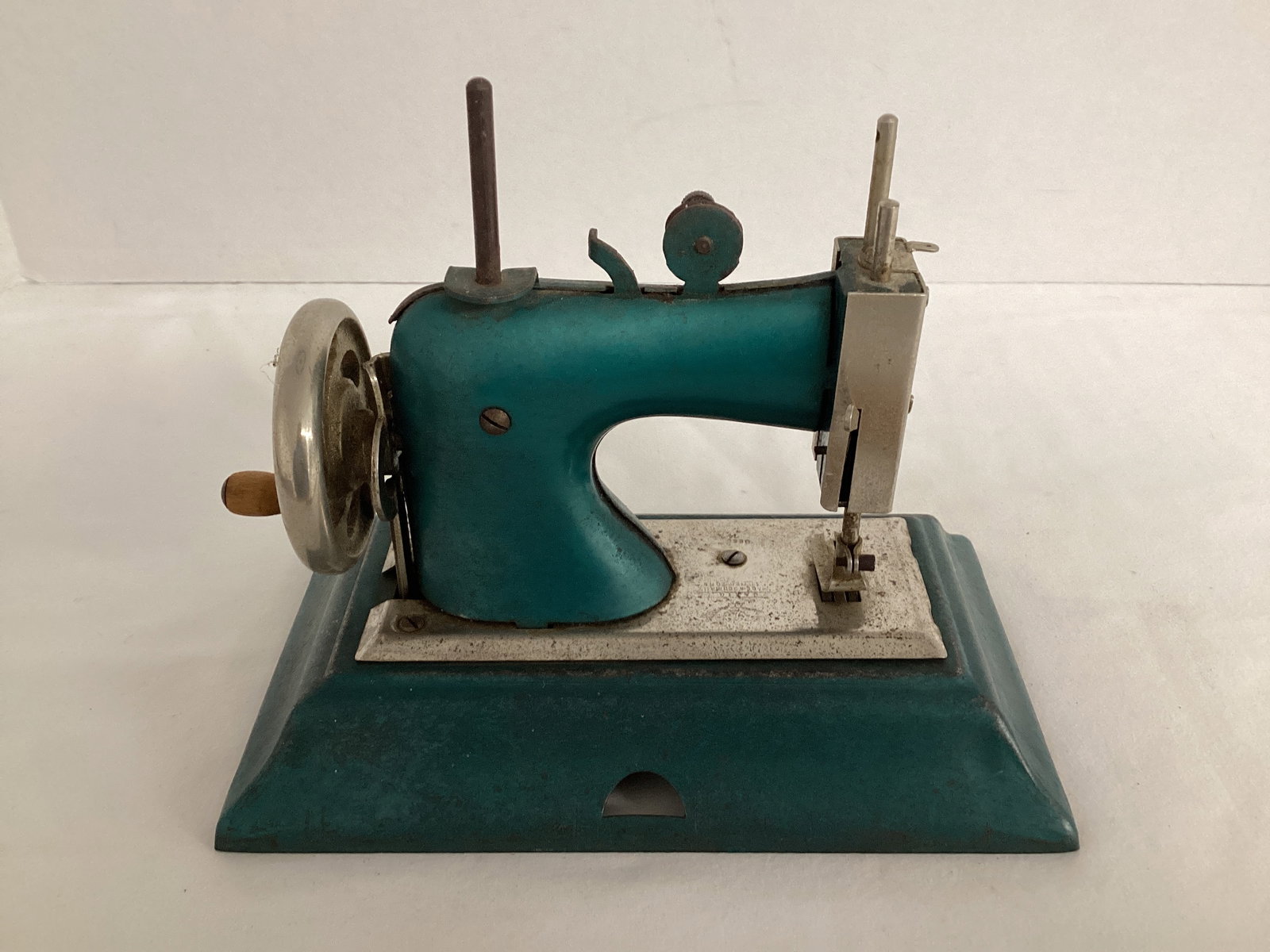 Vintage Casige Toy Sewing Machine - 5