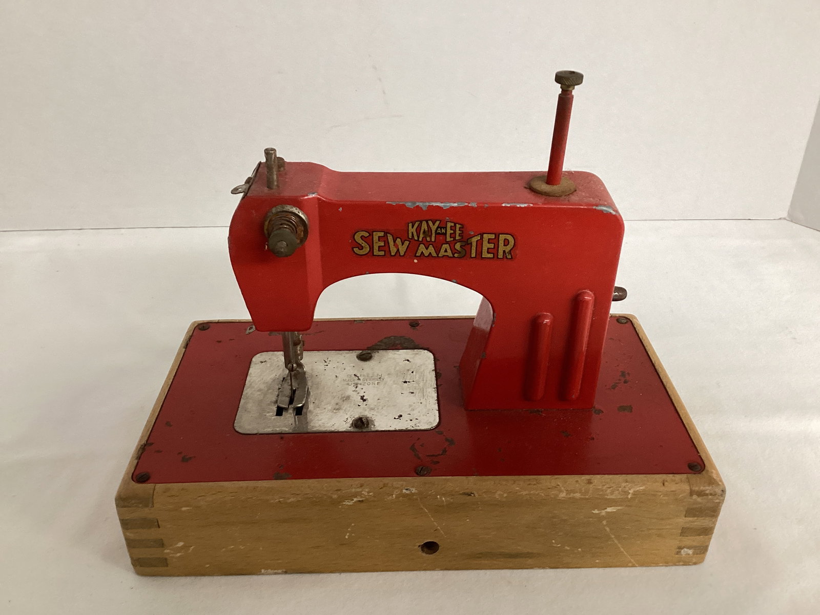 KAYanEE Sew Master Toy Sewing Machine (1 of 6)