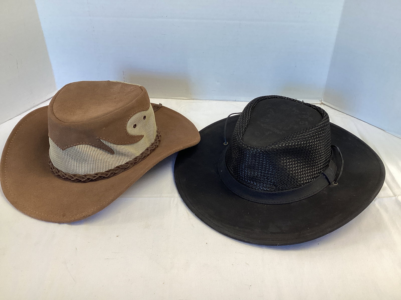 Jacaru Australia and Minnetonka Safari Leather Hats: X-Large, Minnetonka needs cleaning