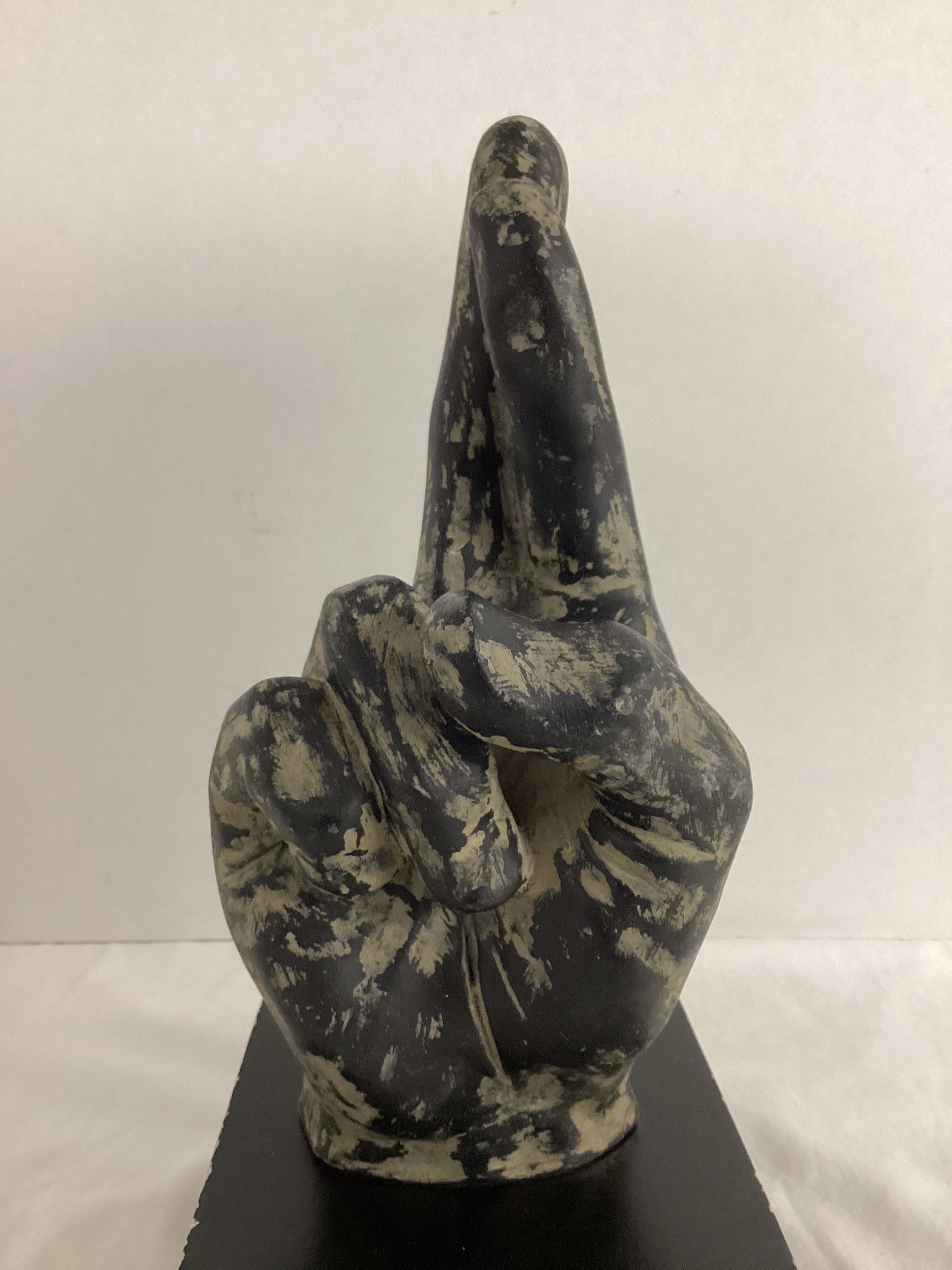 Fingers Crossed Statue - 2