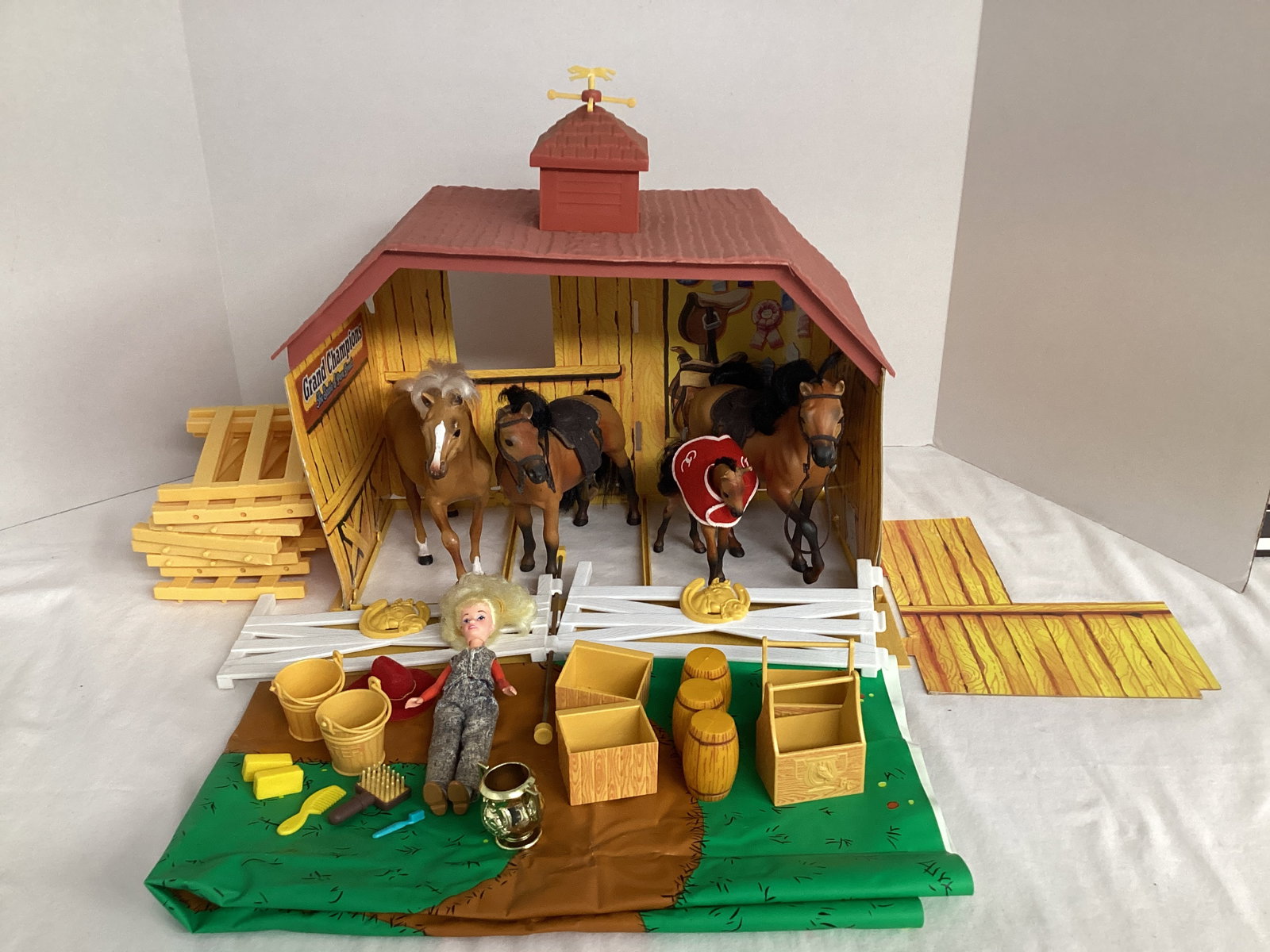 1988 Marchon Grand Champions The Stable of Pure Breeds Playset: unsure if complete
