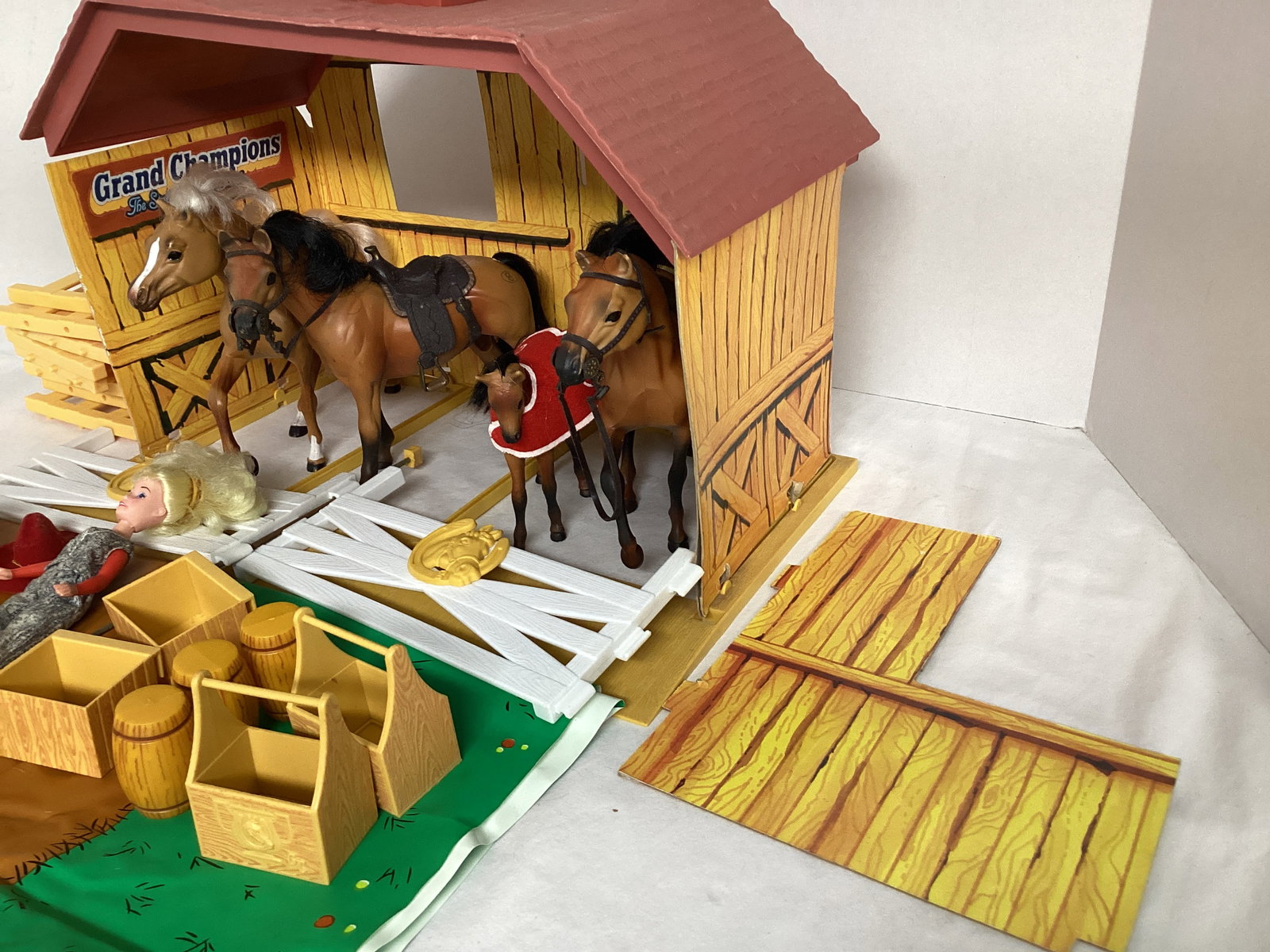 1988 Marchon Grand Champions The Stable of Pure Breeds Playset - 4