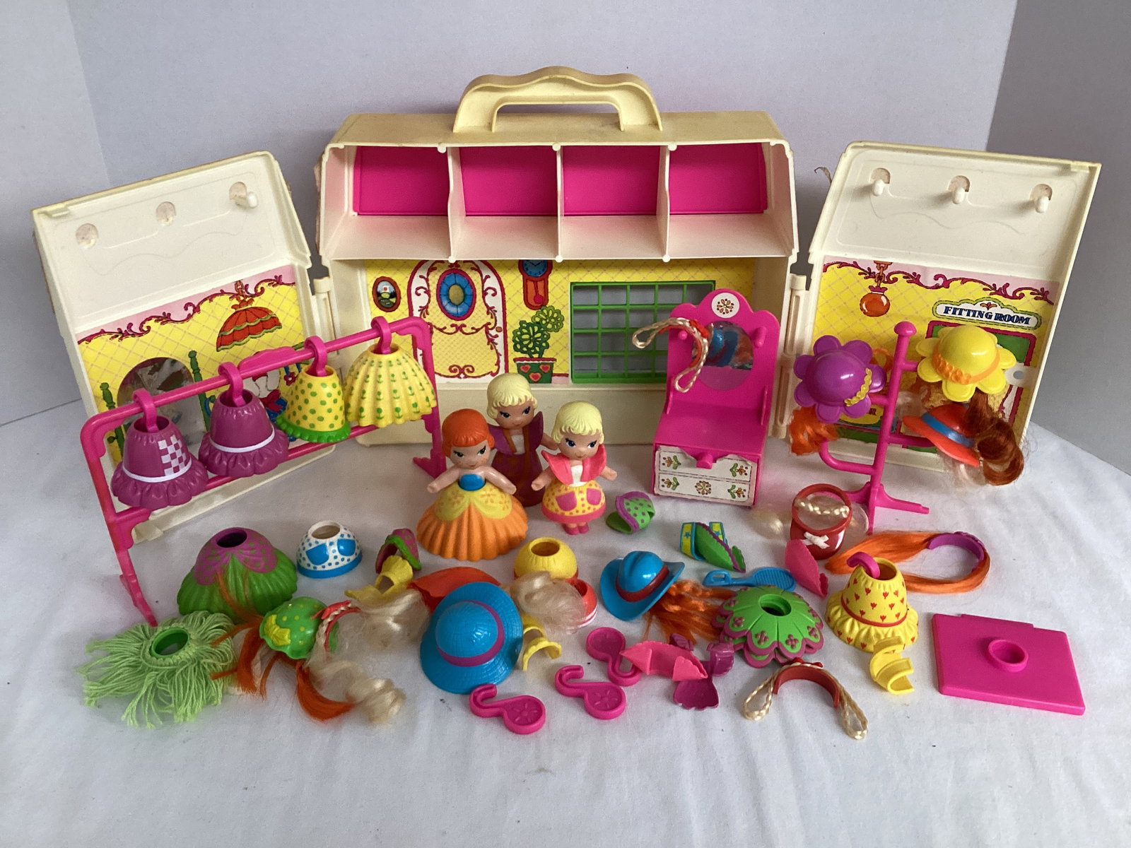 Vintage Schaper Lil' Me Boutique Playset: some hooks broken off
