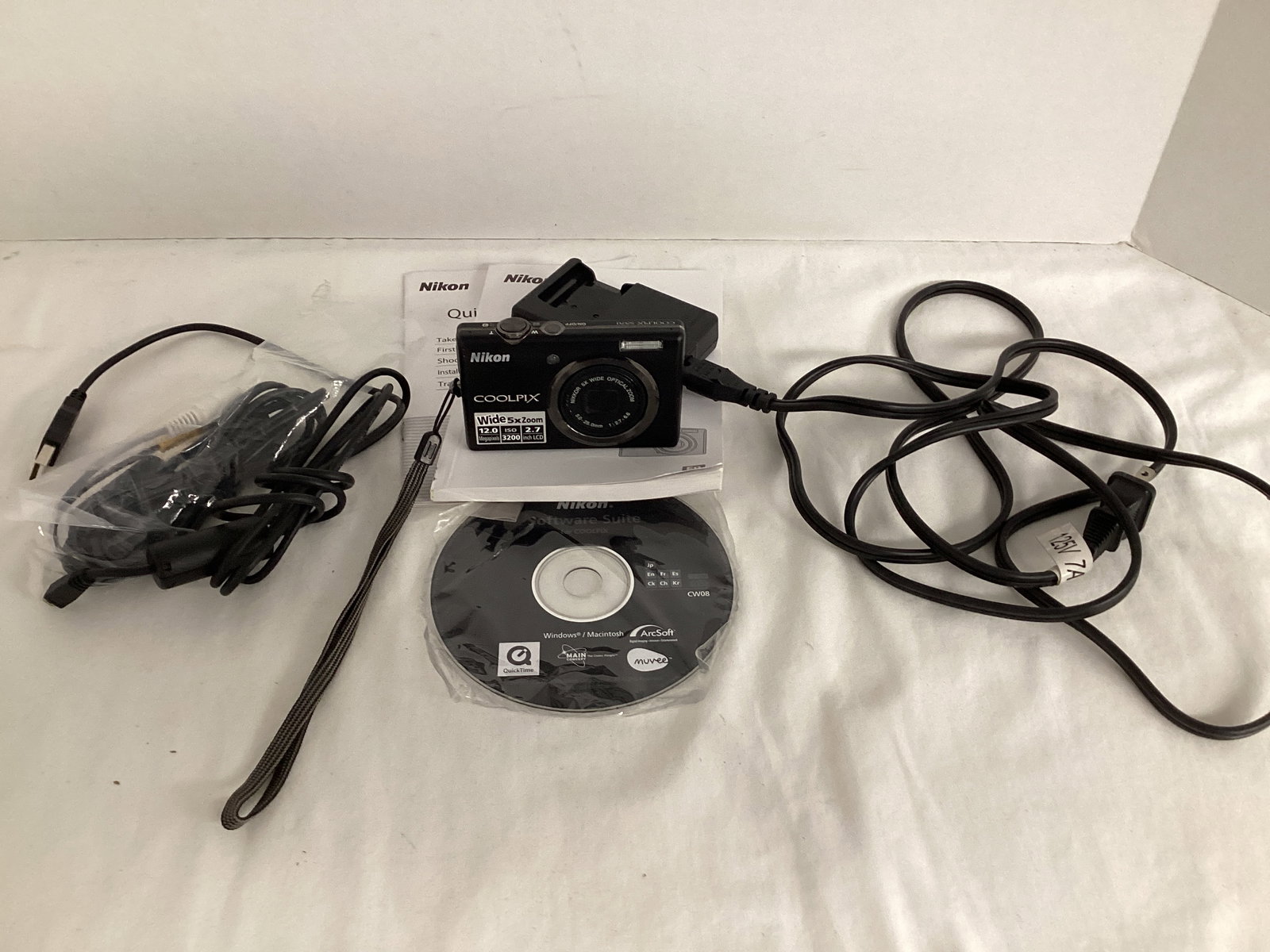 Nikon CoolPix S570 Digital Camera (1 of 5)