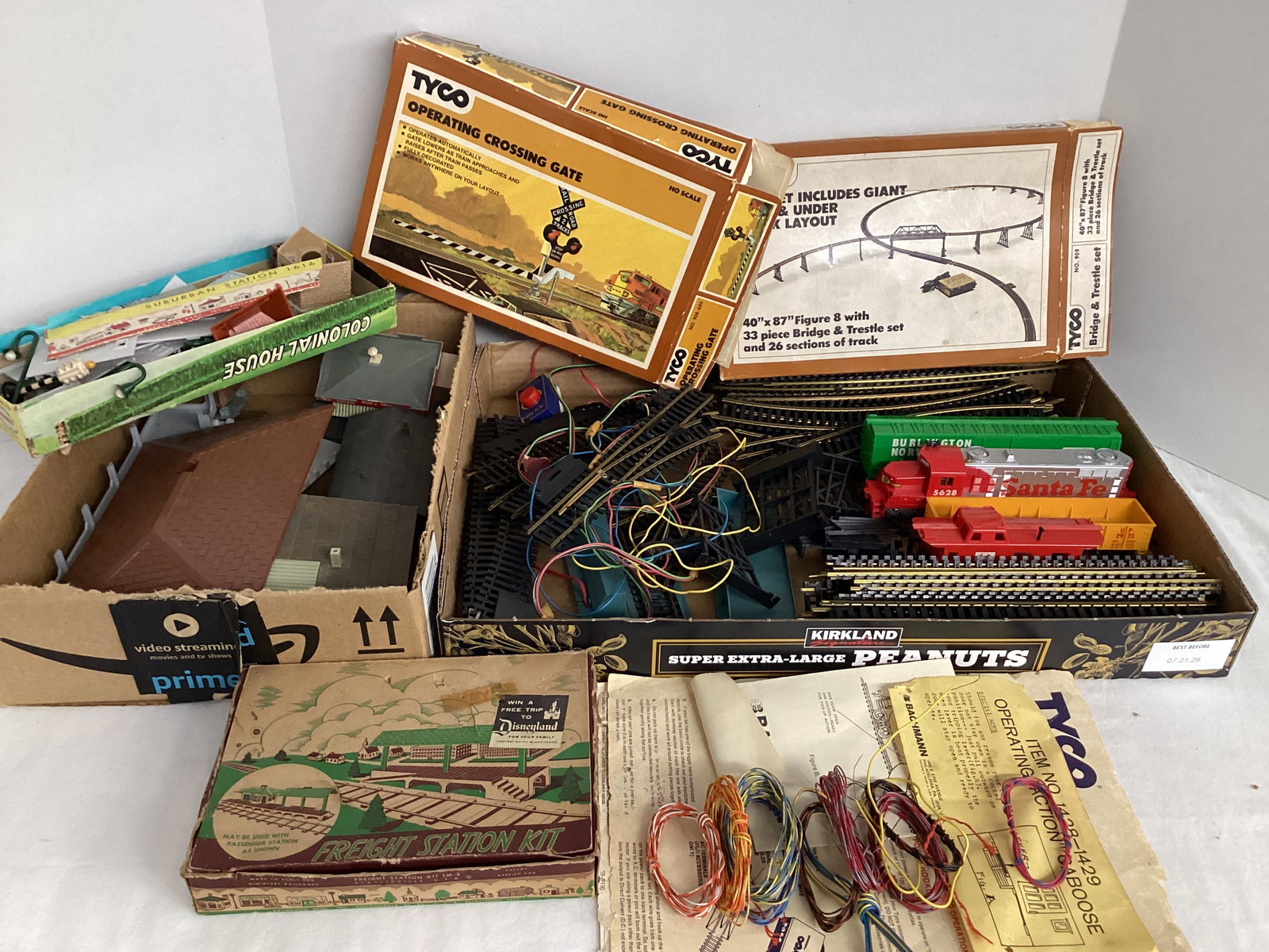 Tyco HO Scale Train with Track and Buildings (1 of 10)