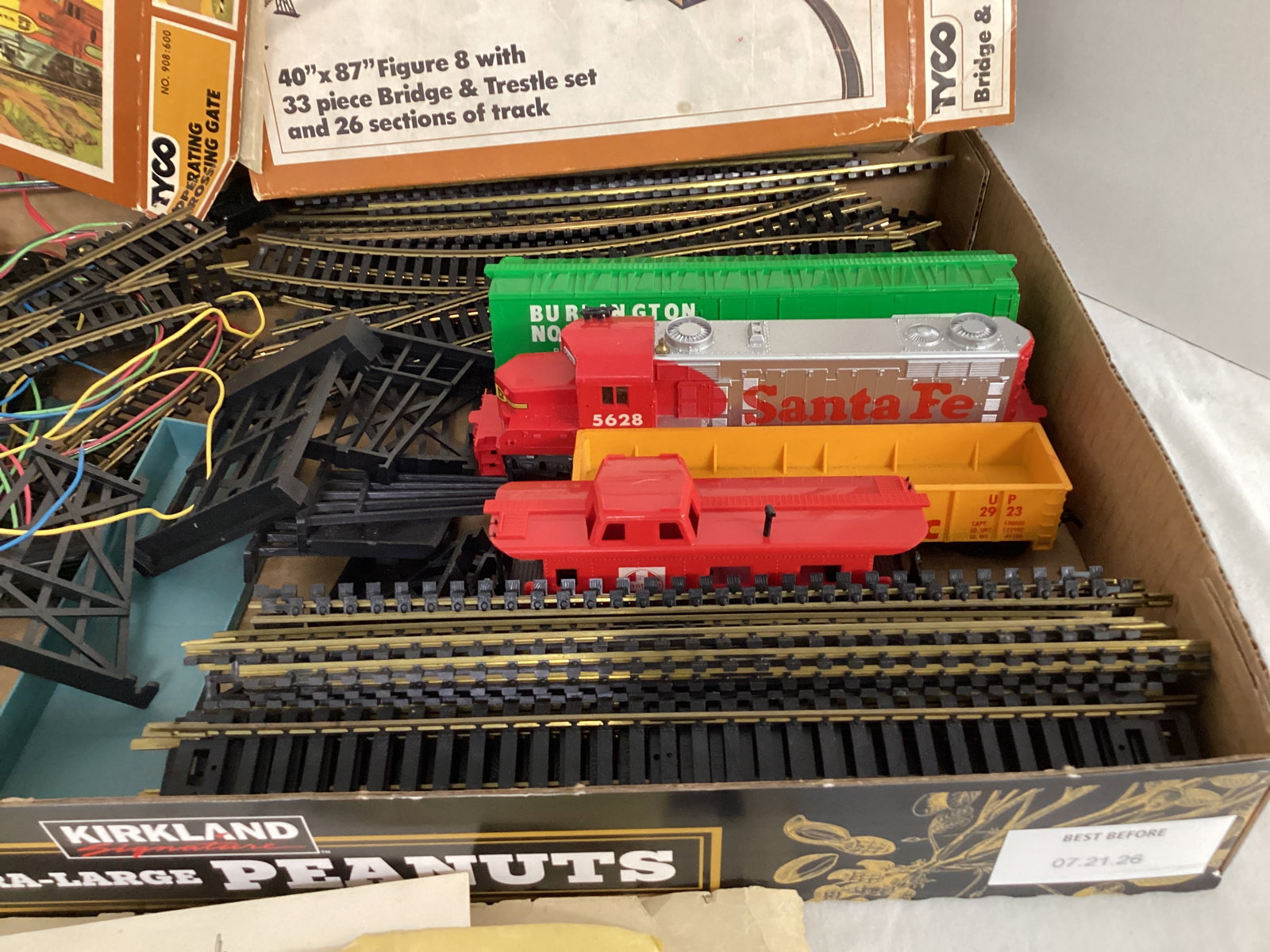 Tyco HO Scale Train with Track and Buildings - 2