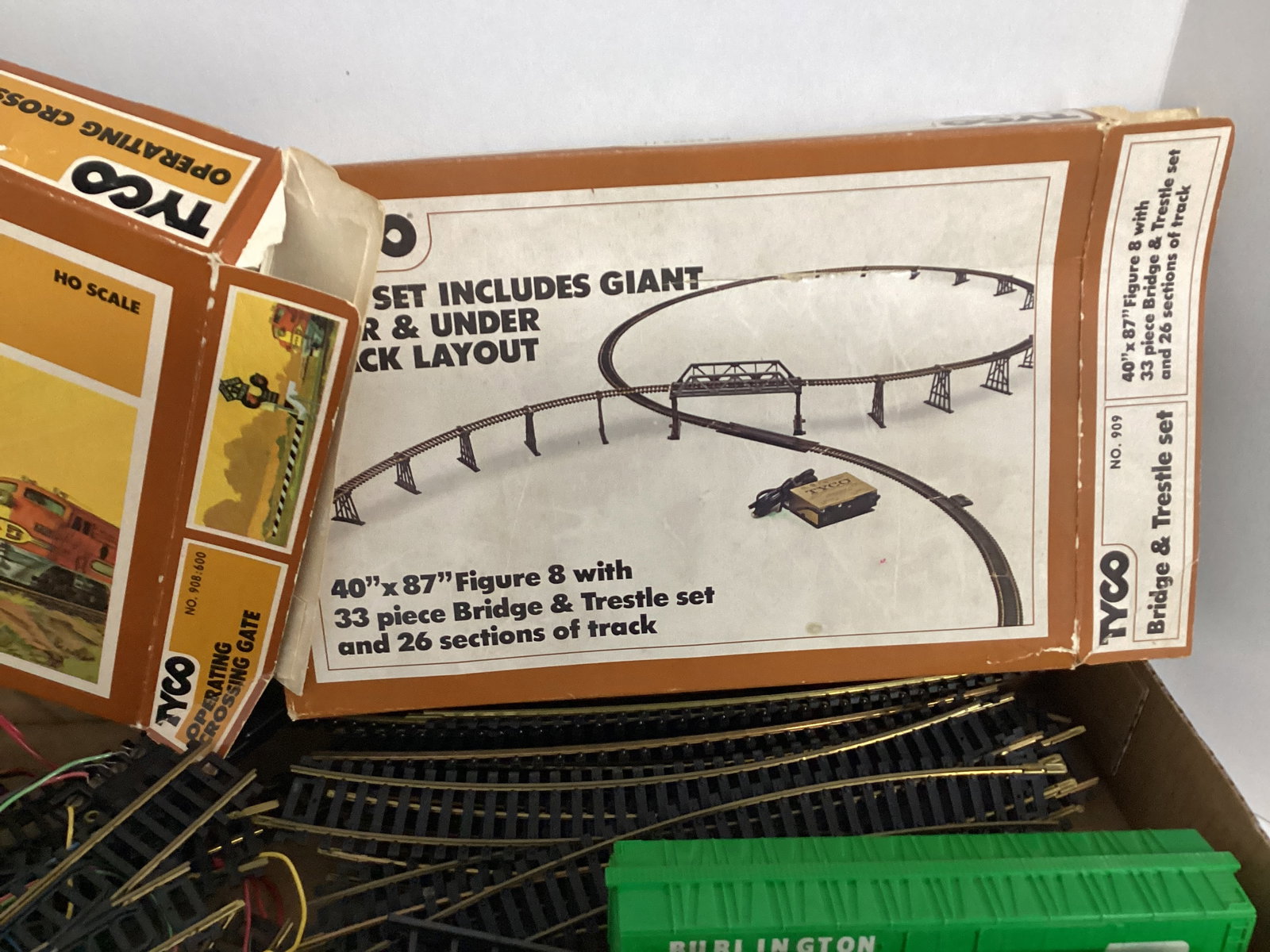 Tyco HO Scale Train with Track and Buildings - 3