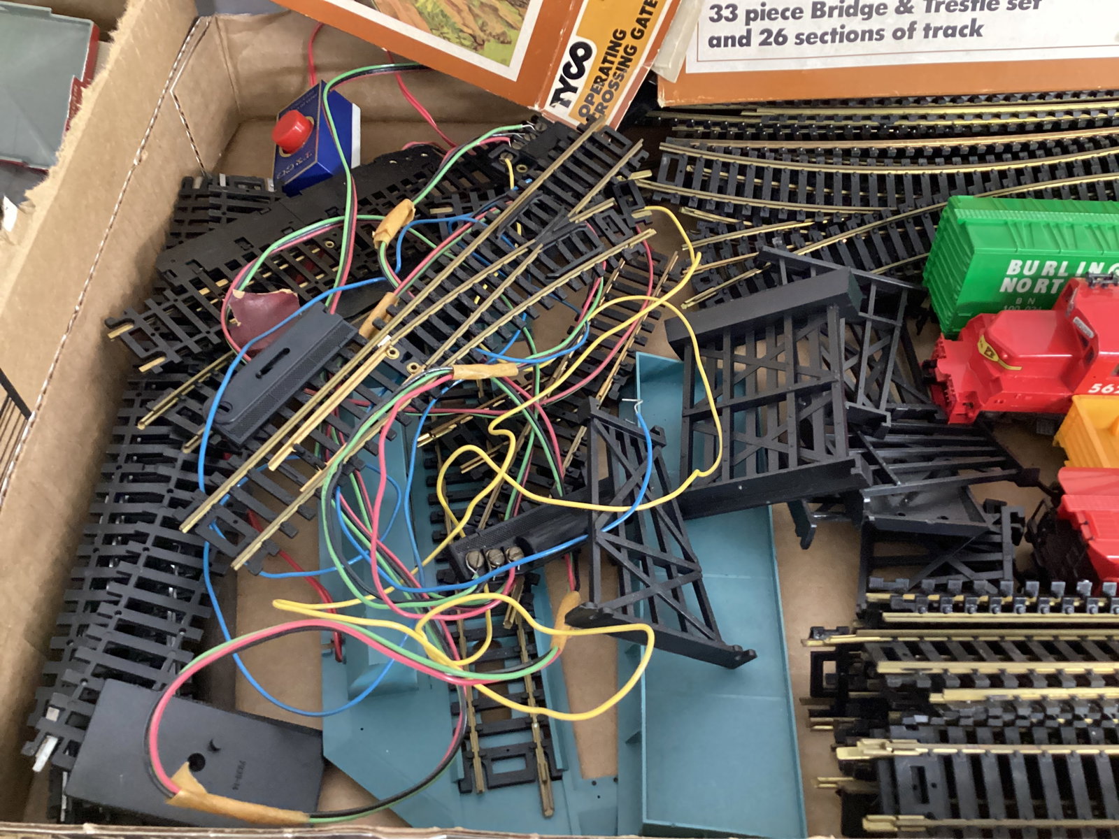 Tyco HO Scale Train with Track and Buildings - 4